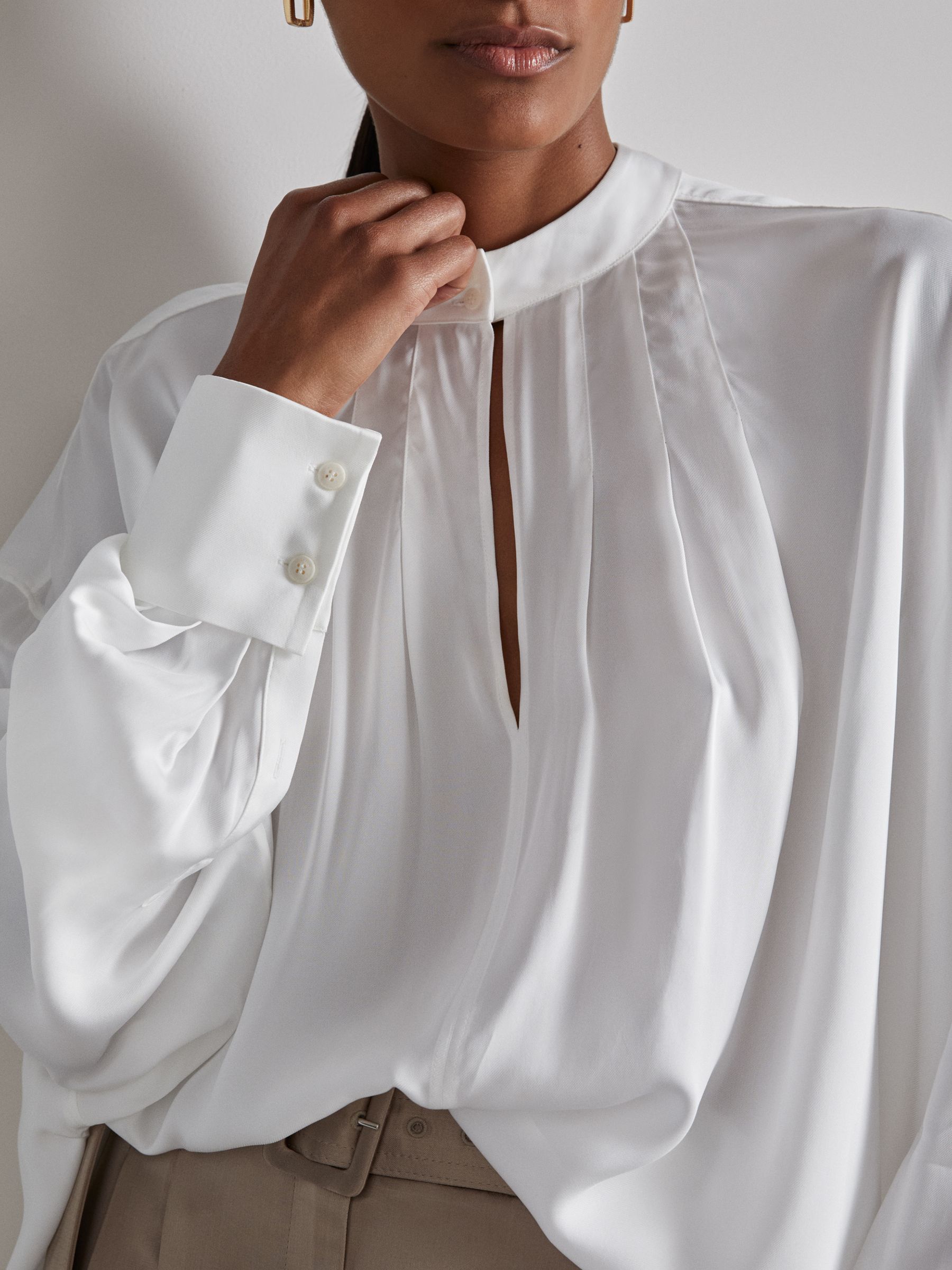 Atelier Keyhole-Neck Top in Off White