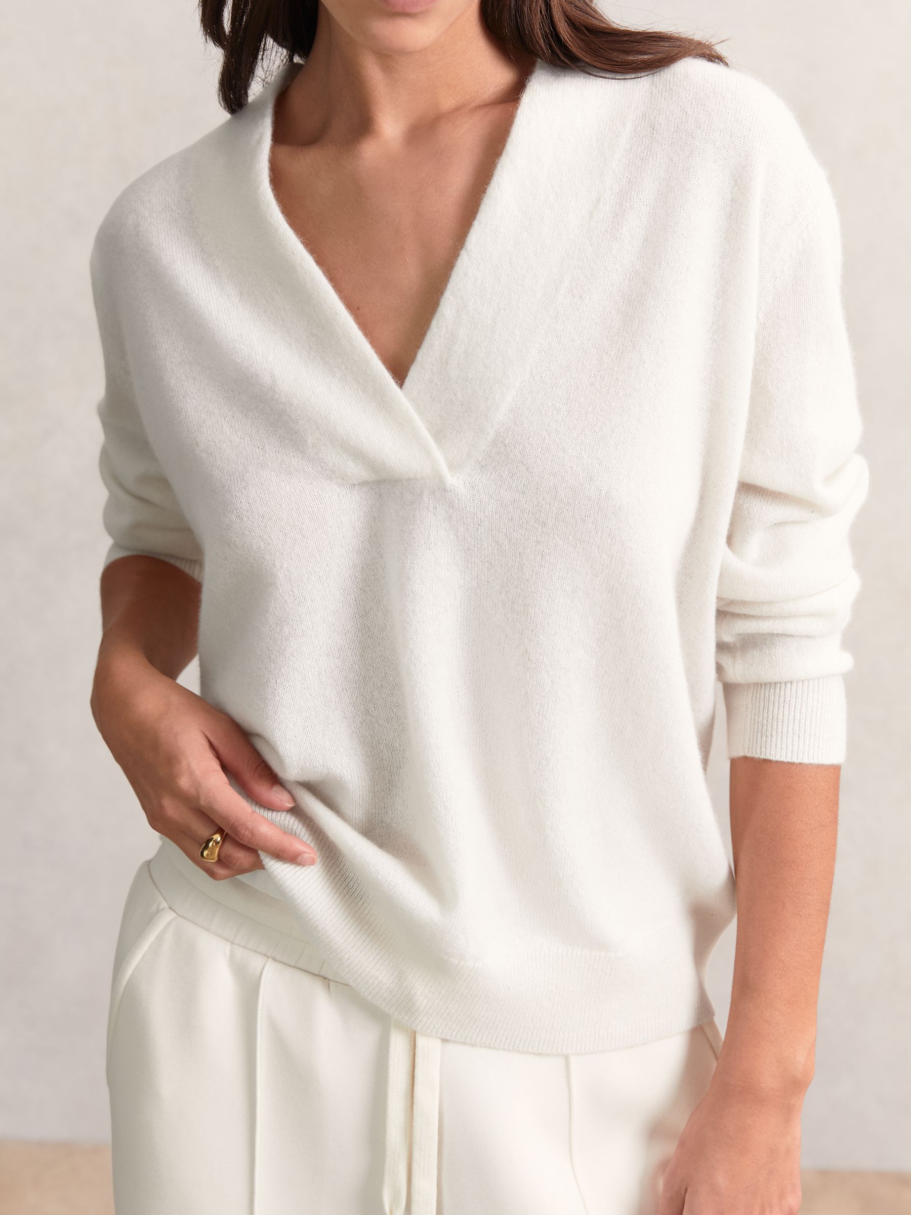 Cashmere V-Neck Jumper in Cream