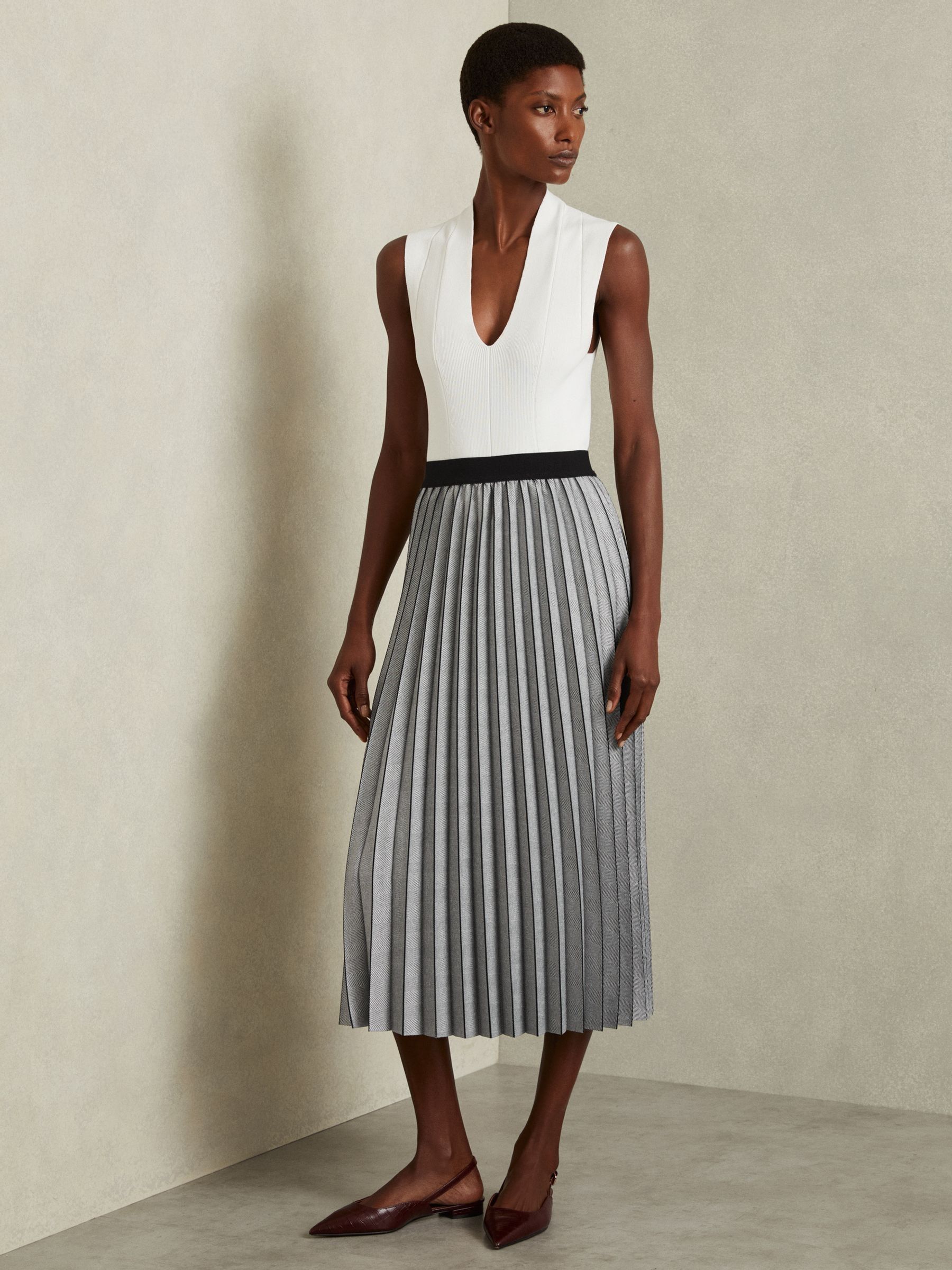 Checked Pleated Midi Skirt in Grey