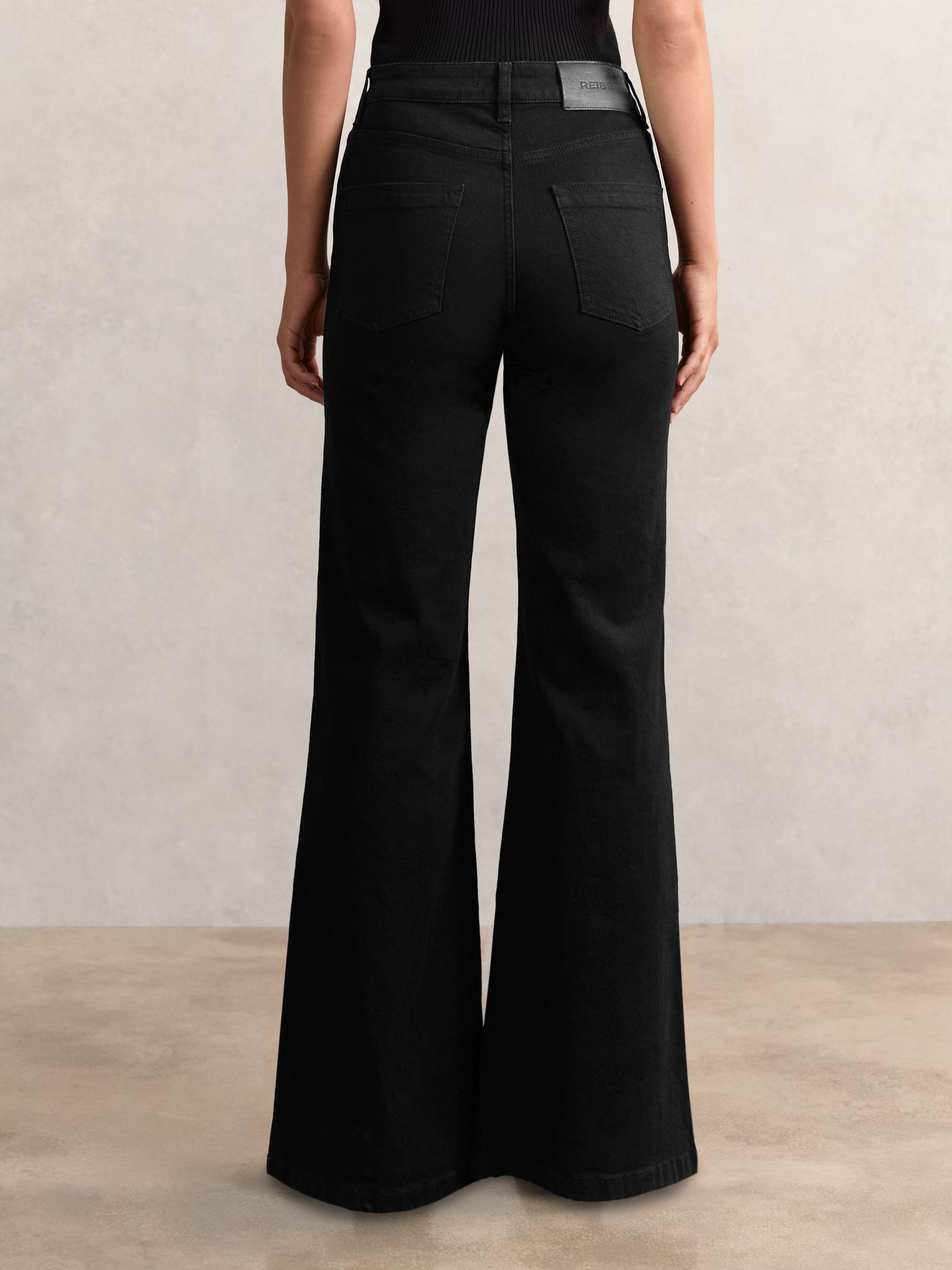 Mid-Rise Flared Jeans in Black