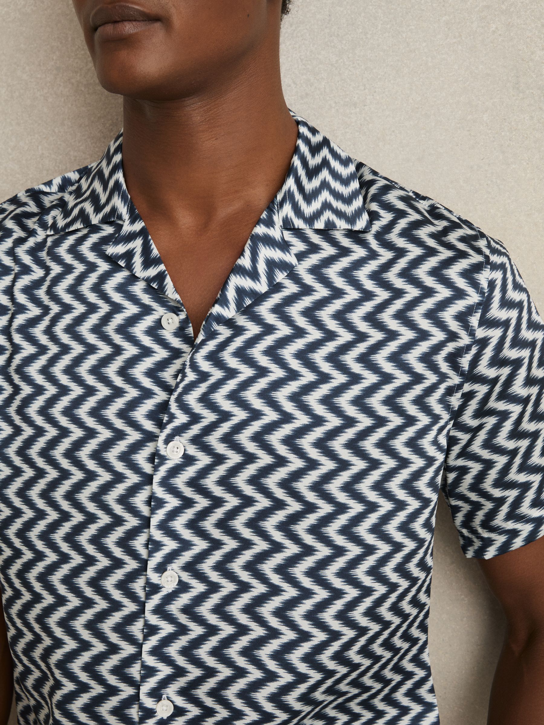 Zig-Zag Print Cuban-Collar Shirt in Navy