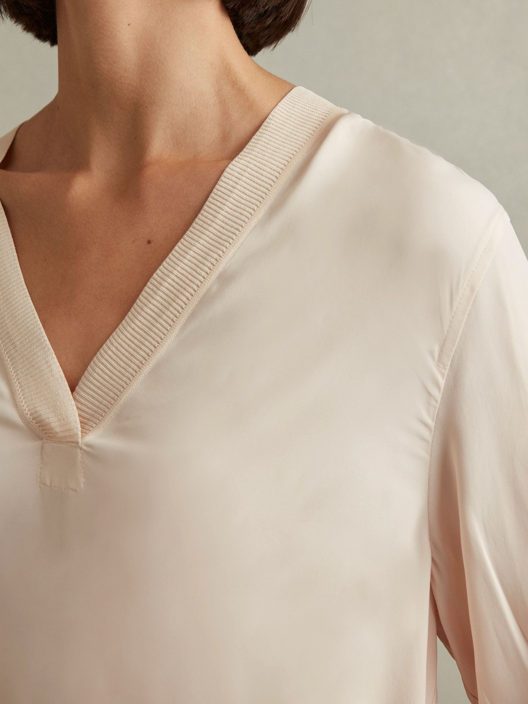 Relaxed High-Low V-Neck Top in Pale Pink
