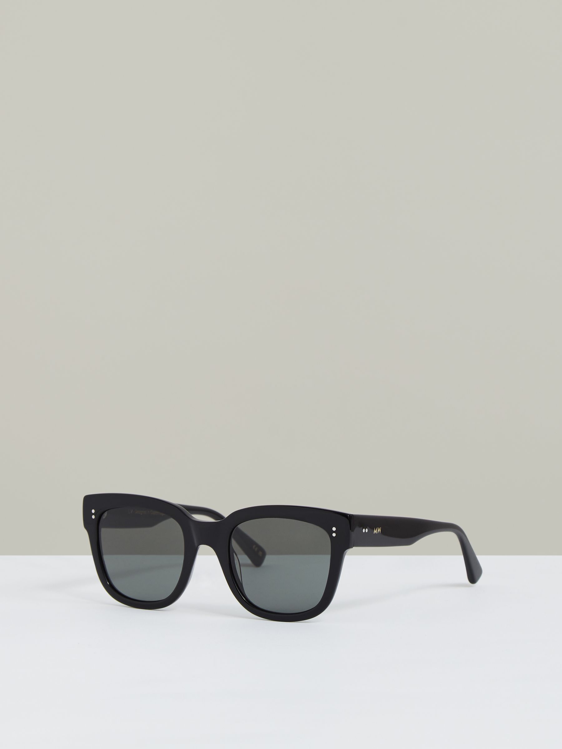 MESSYWEEKEND Square Frame Sunglasses in Black