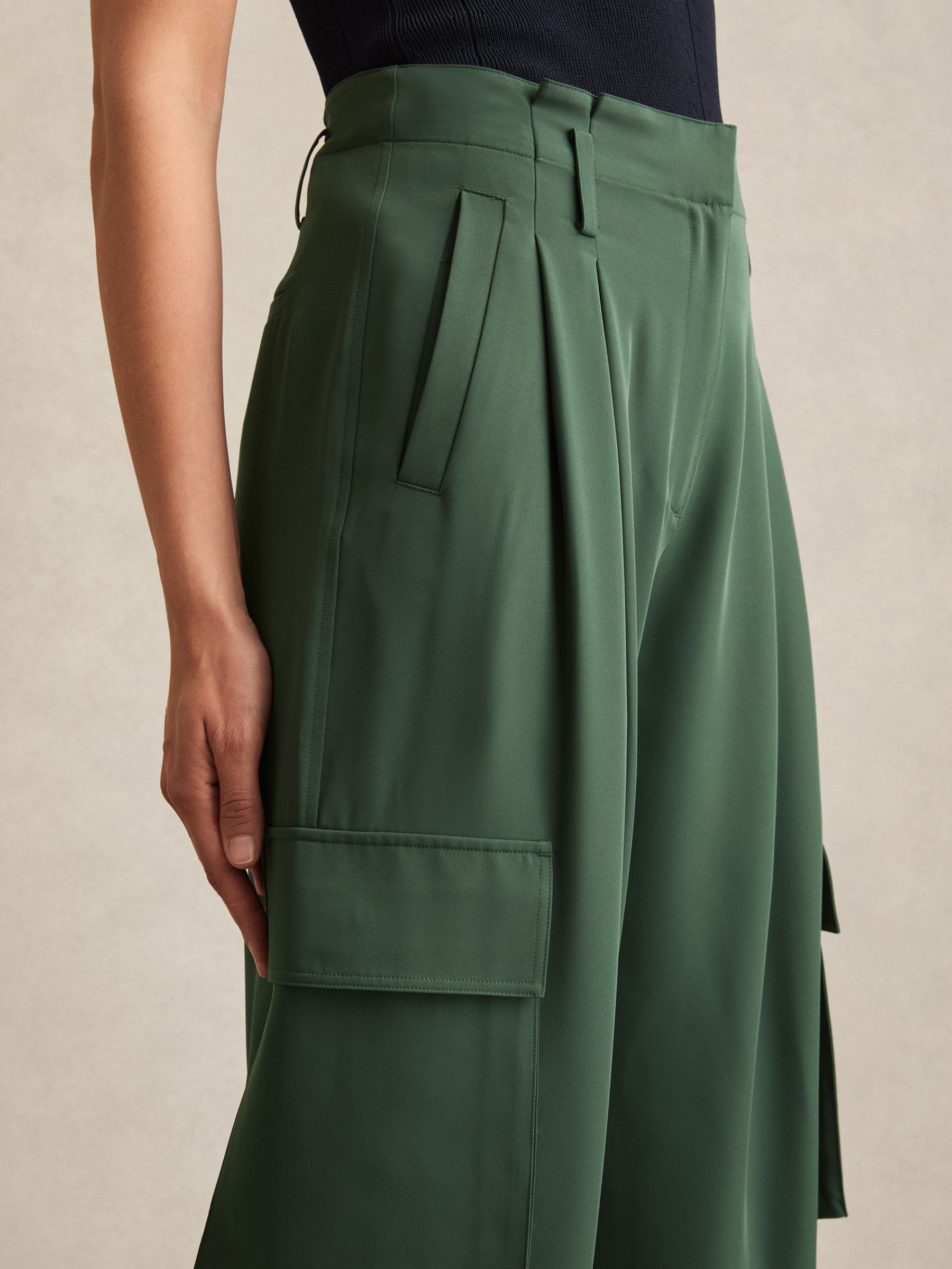 Wide-Leg Pleated Cargo Trousers in Green