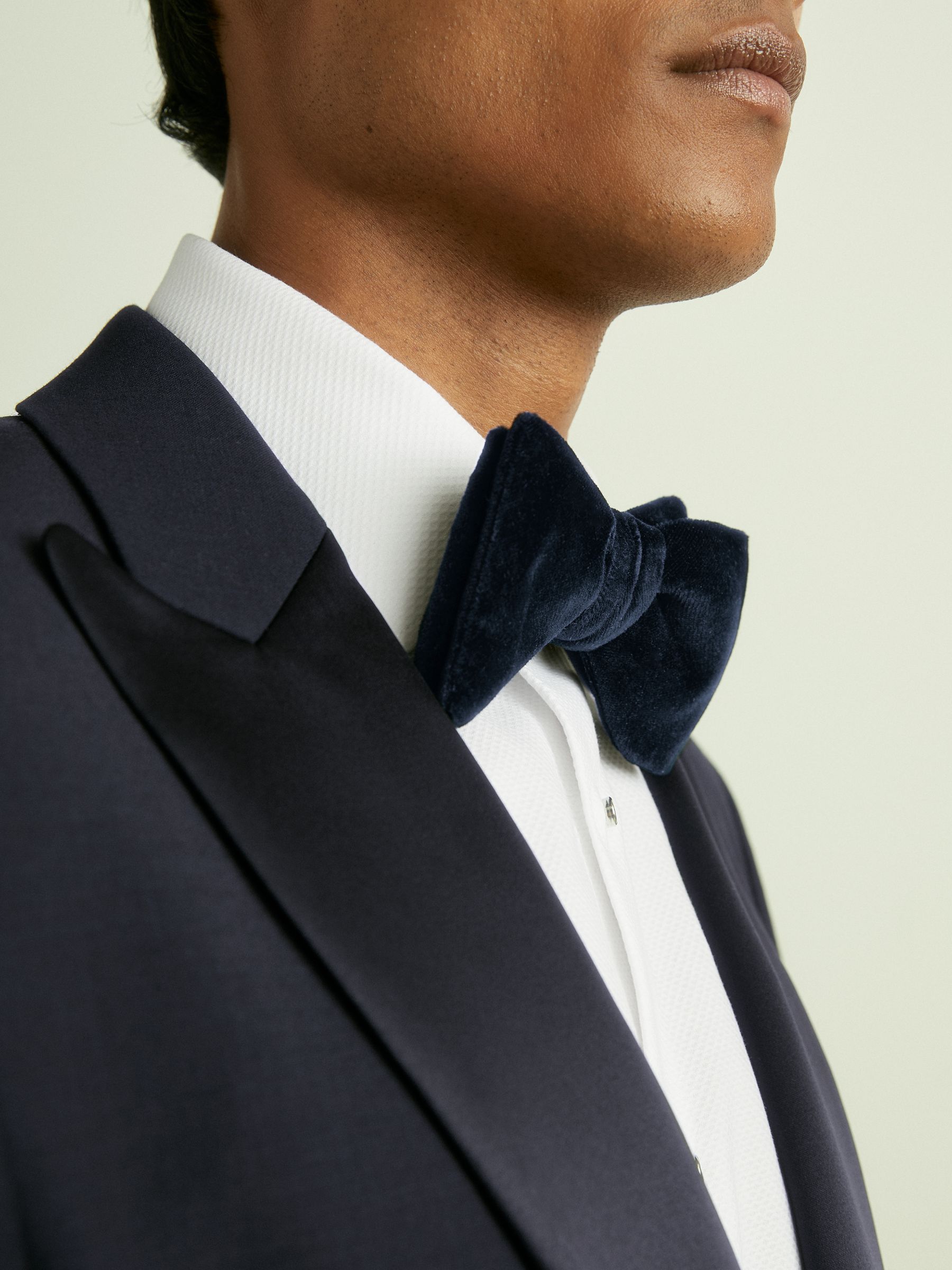 Velvet Bow Tie in Navy