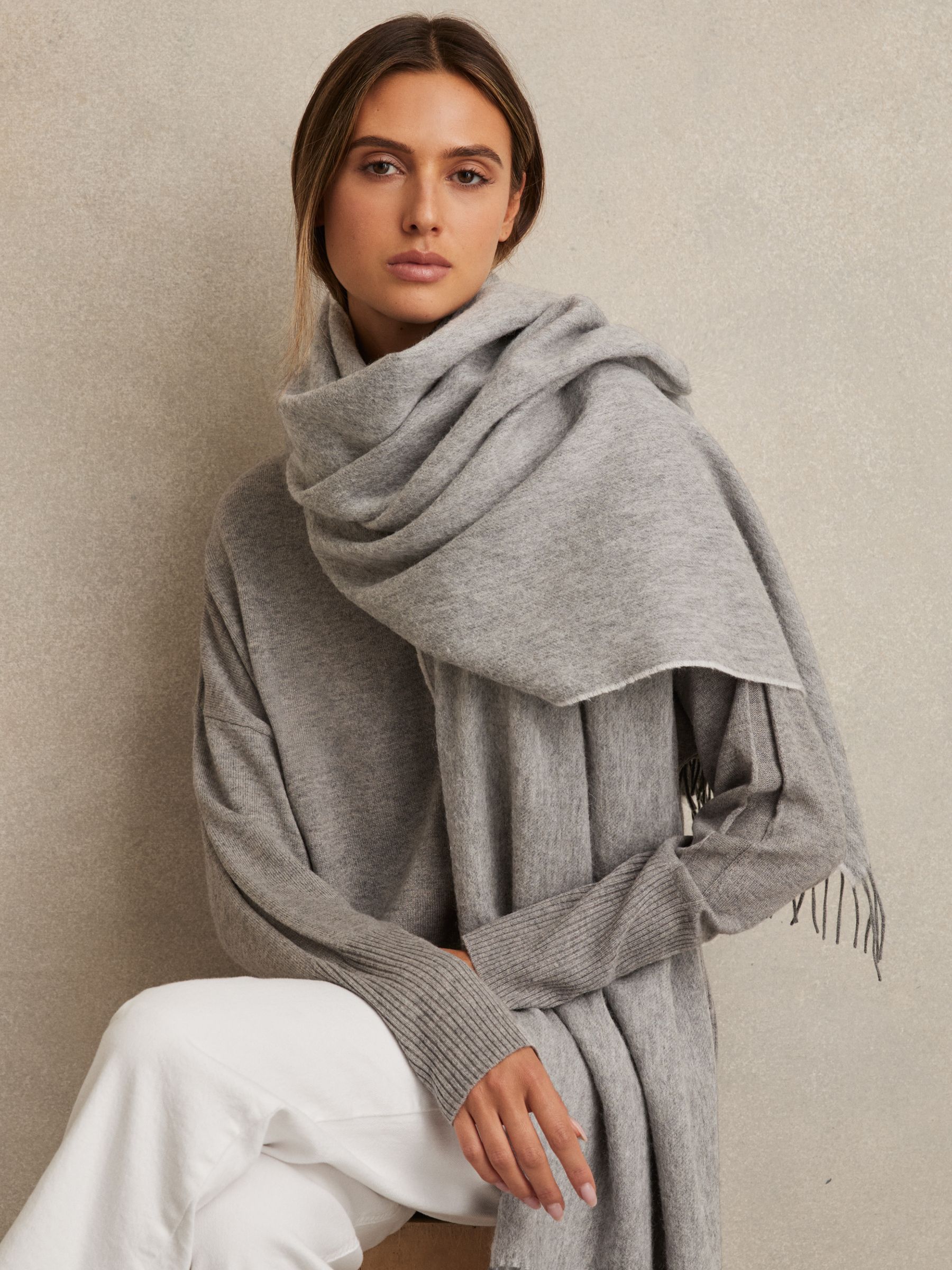 Wool-Cashmere Script-Logo Scarf in Soft Grey