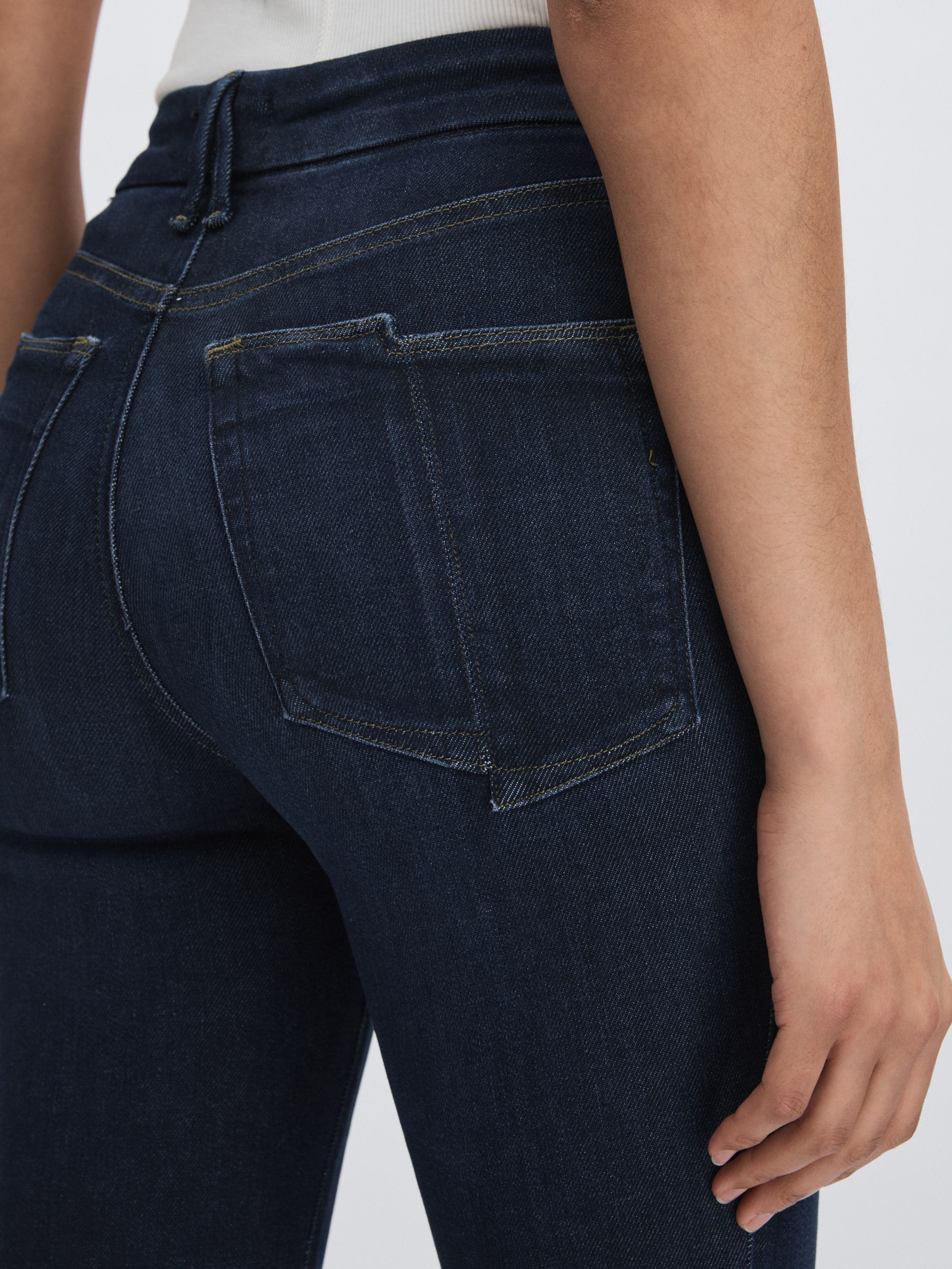 Good American Straight-Leg Jeans in Indigo