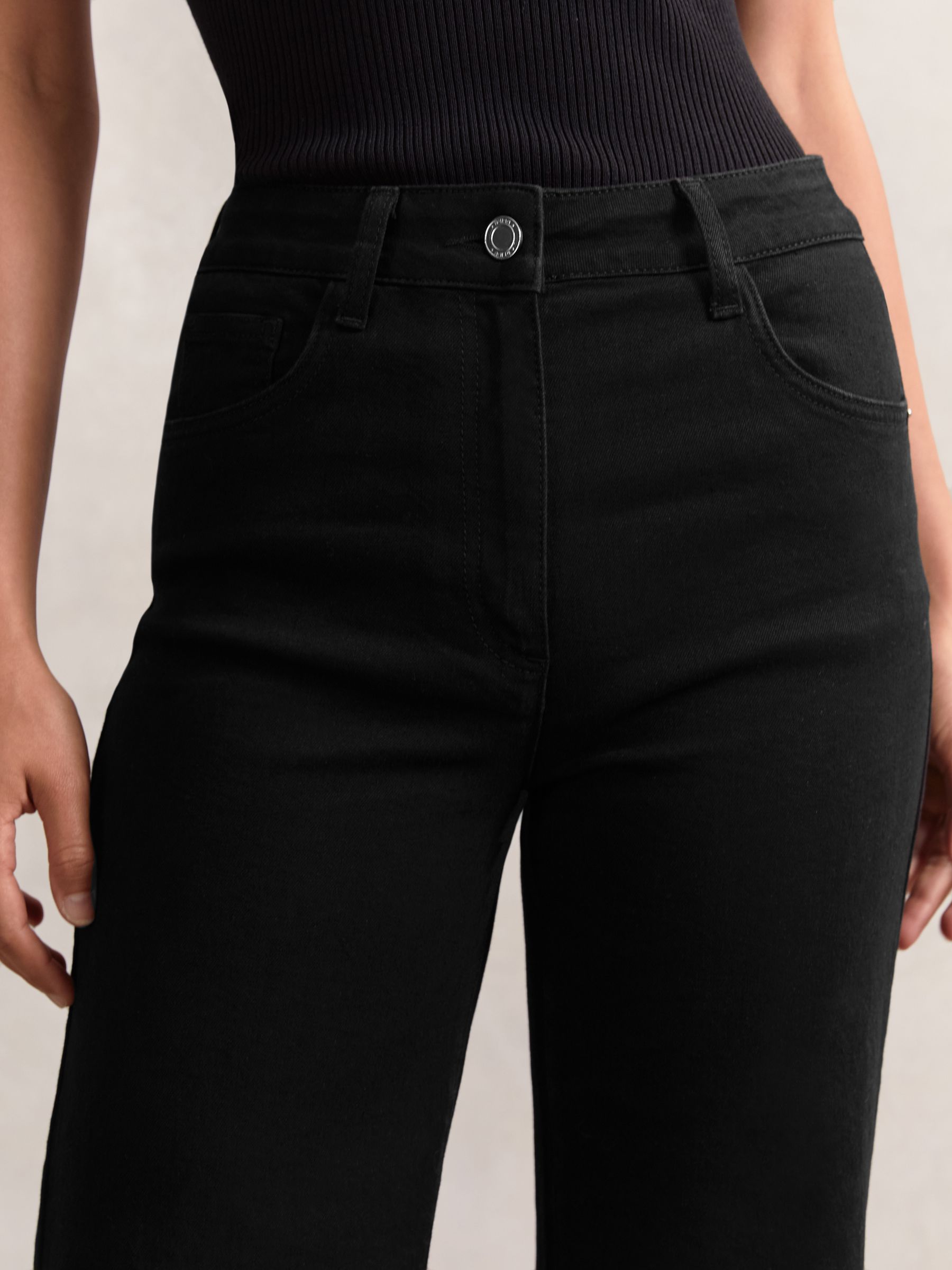 Mid-Rise Flared Jeans in Black