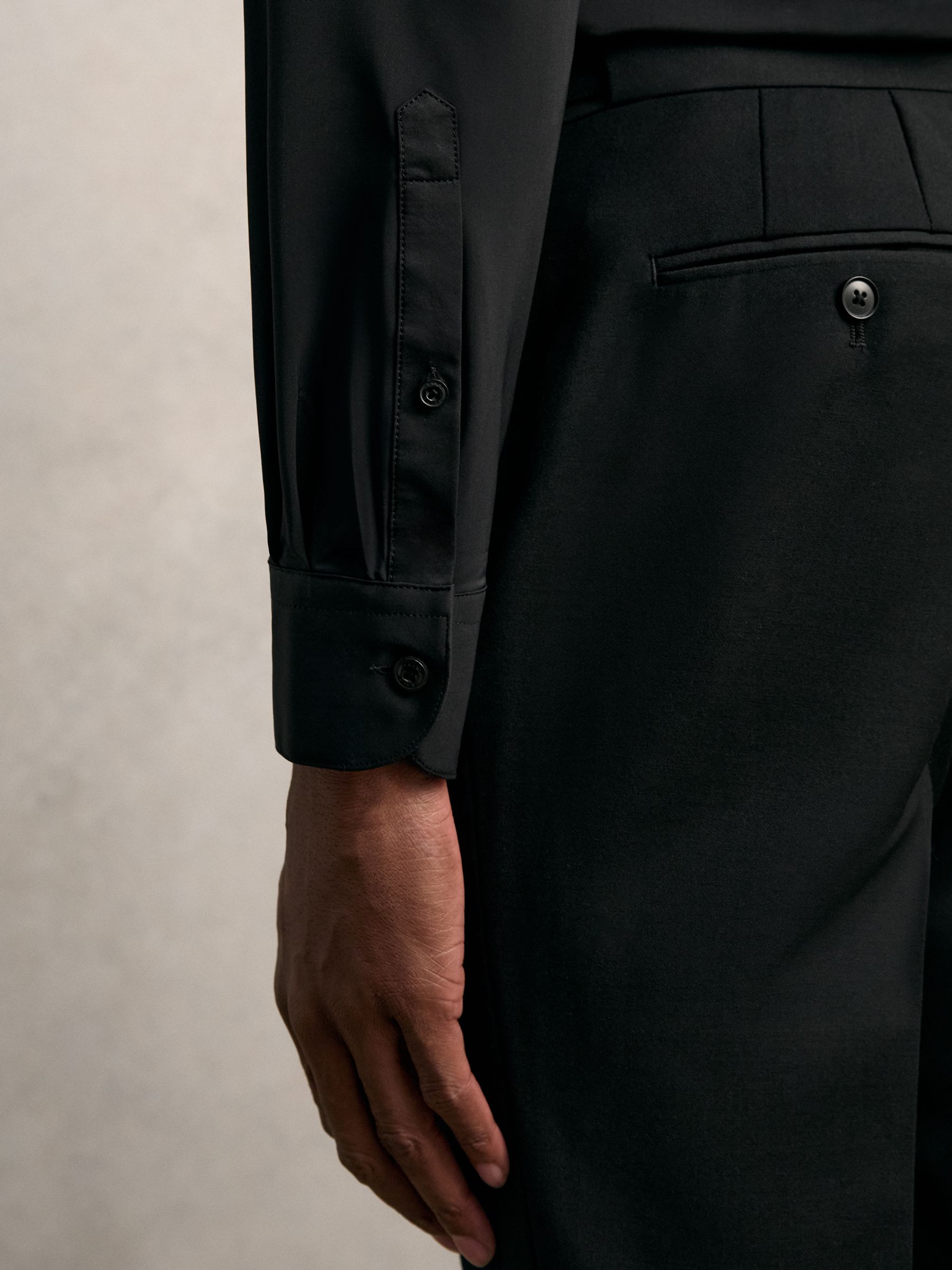 Long-Sleeve Travel Shirt in Black