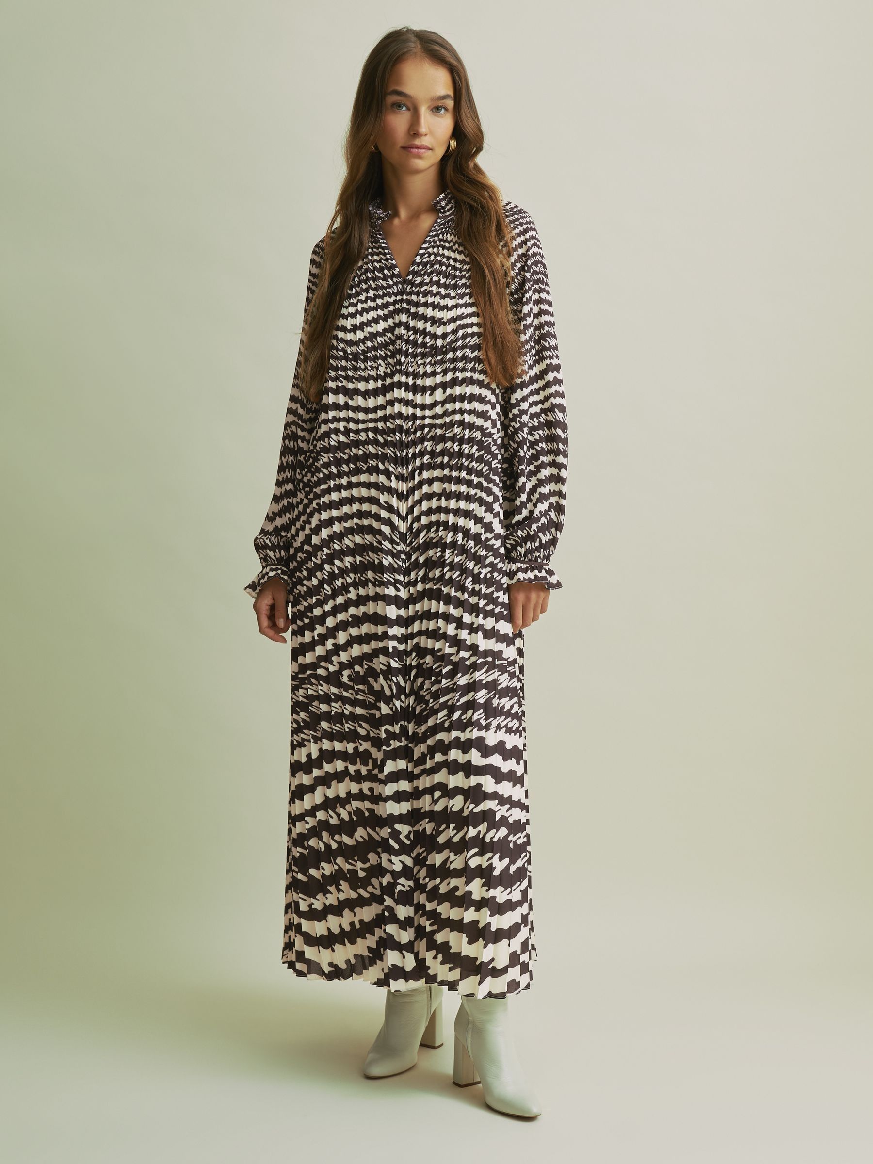 Florere Pleated Frill Midi Dress in Chocolate