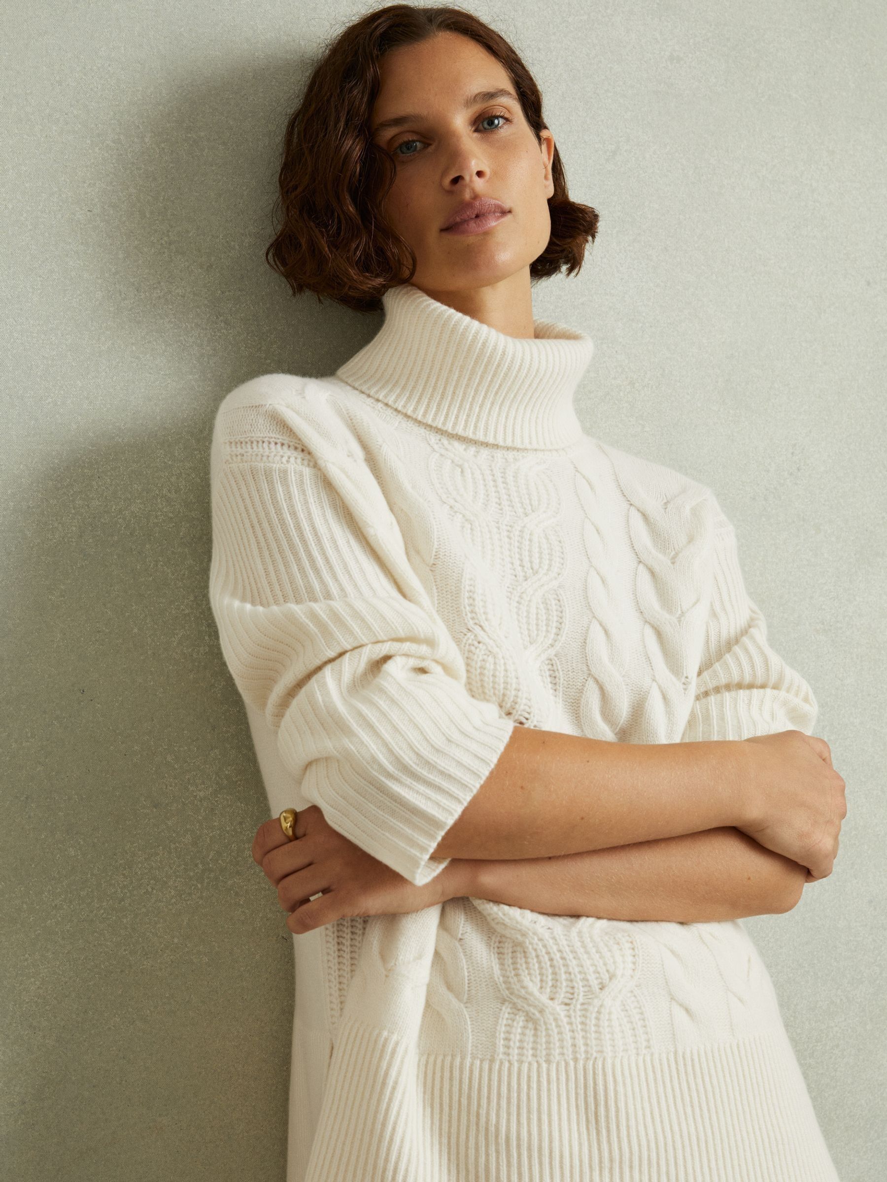 Wool-Cashmere Cable Knit Roll Neck Jumper in Cream