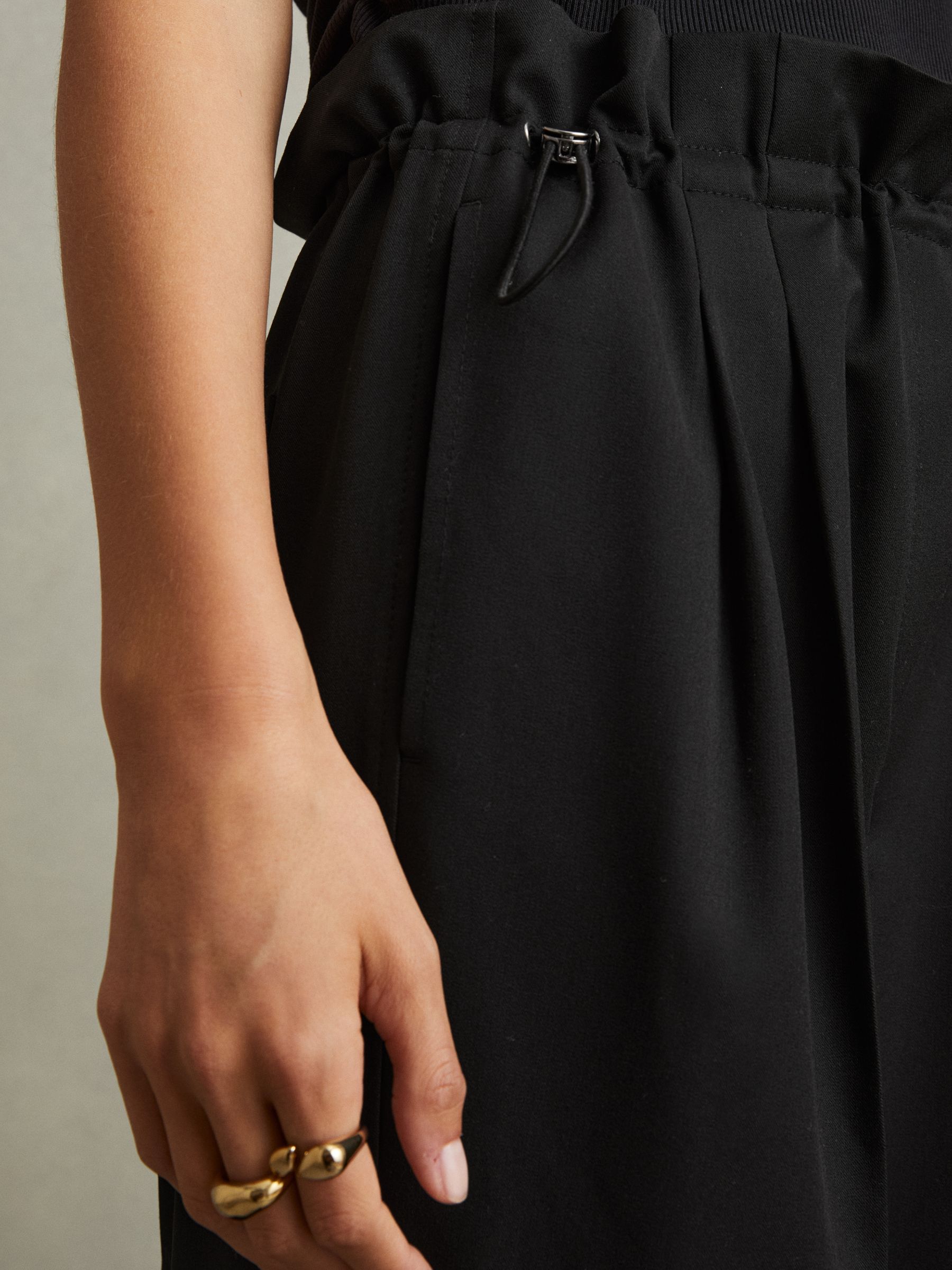 Drawstring Waist Tapered Trousers in Black