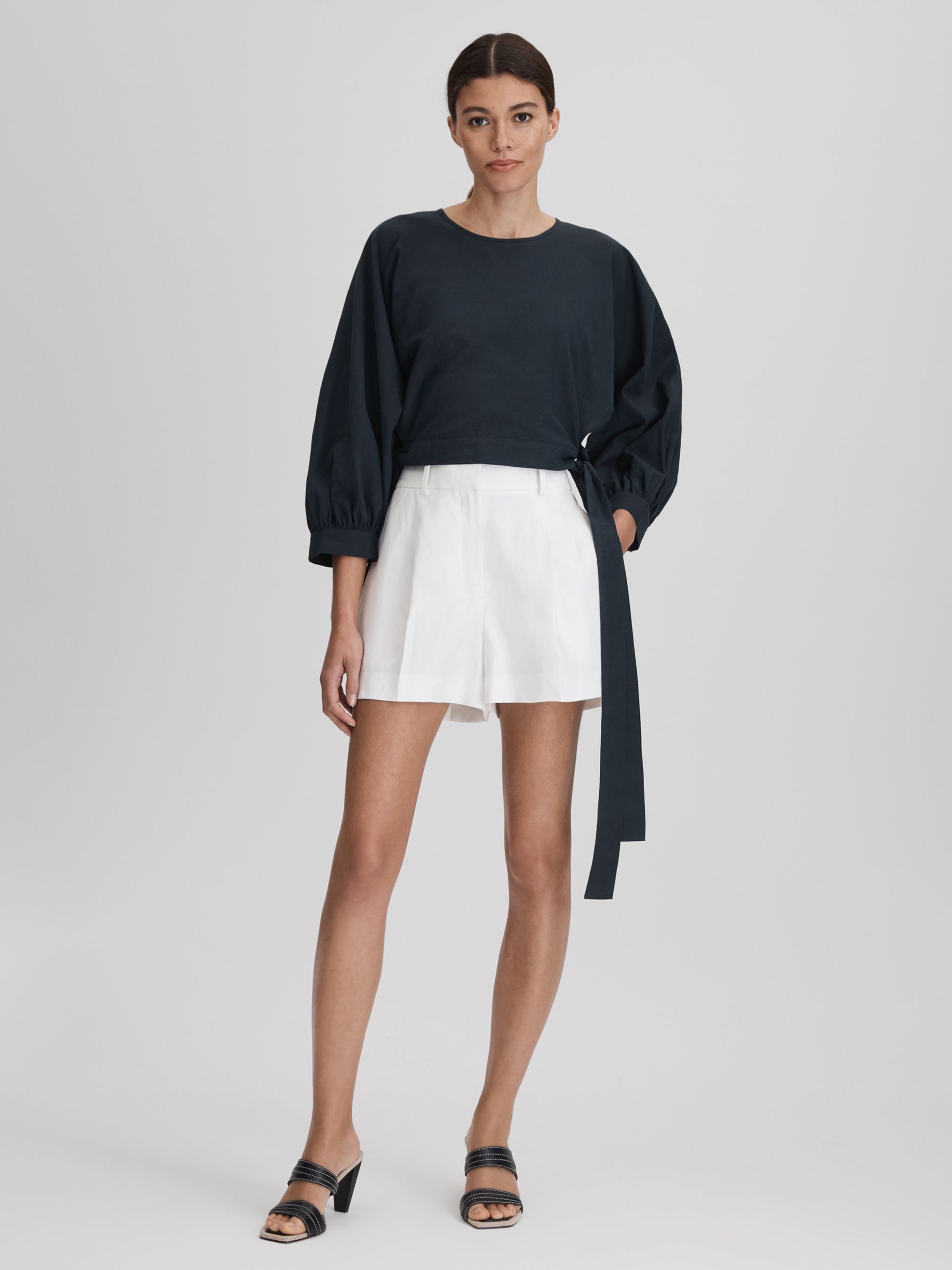 Cropped Blouson Sleeve Top With Linen in Navy