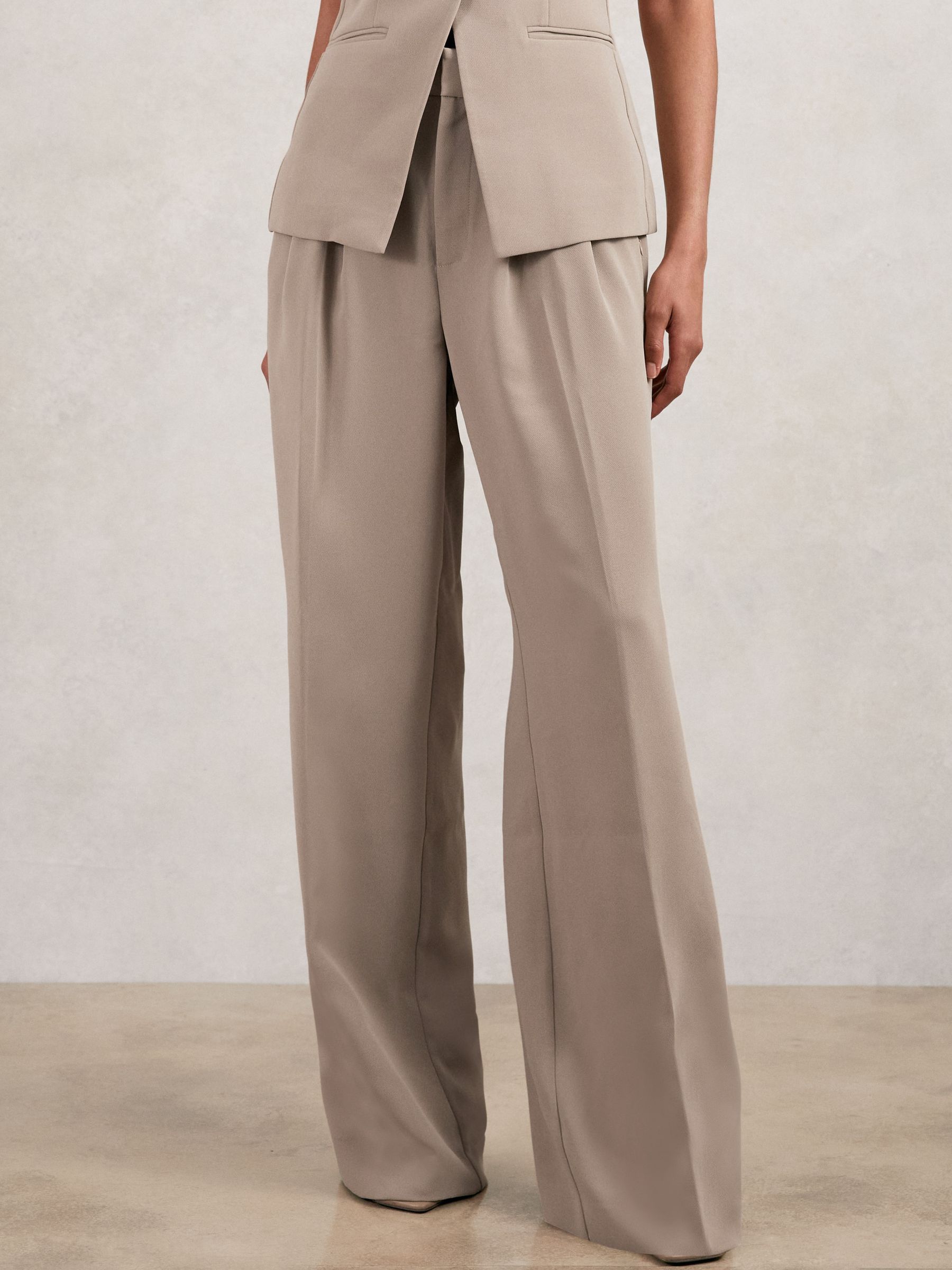 Good American Tailored Trousers in Beige
