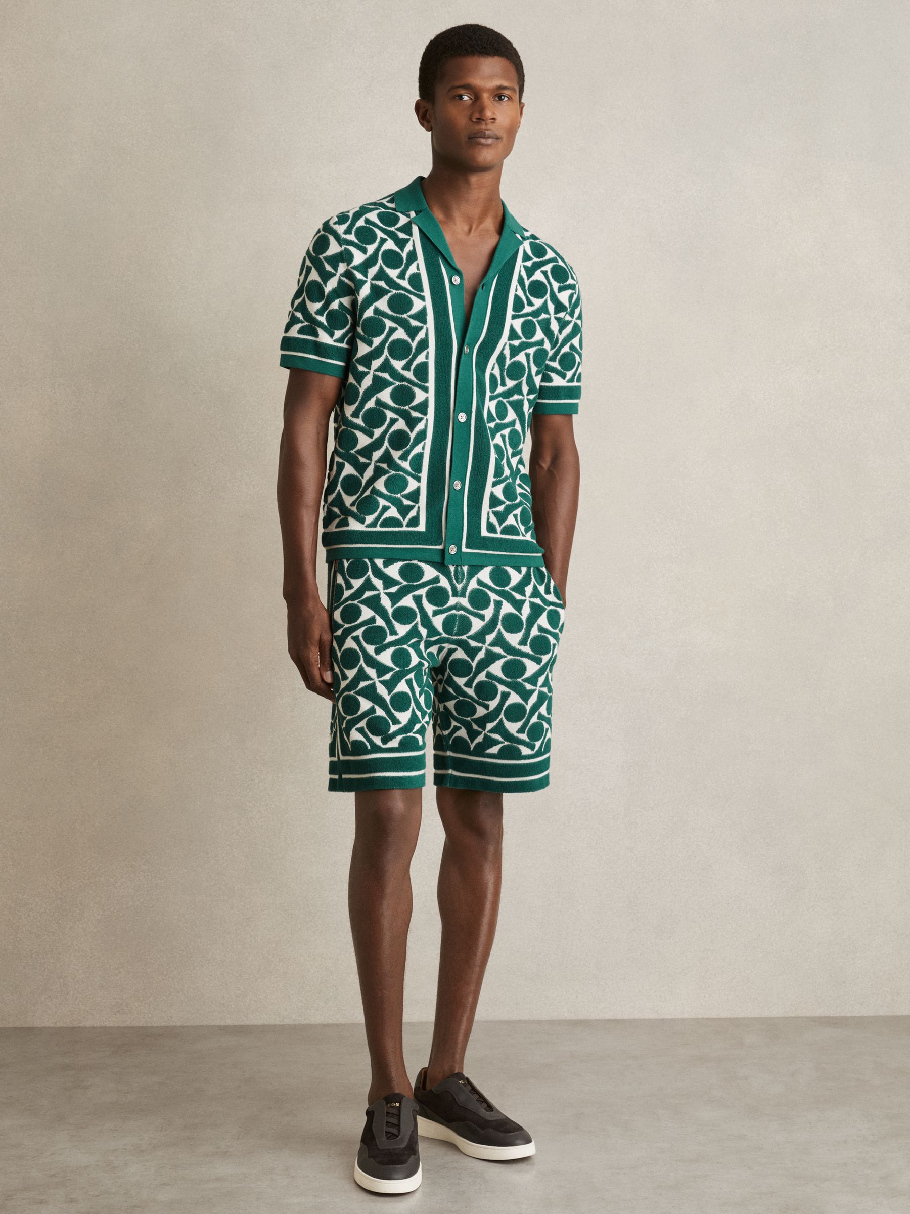 Abstract-Pattern Towelling Shorts in Green/White