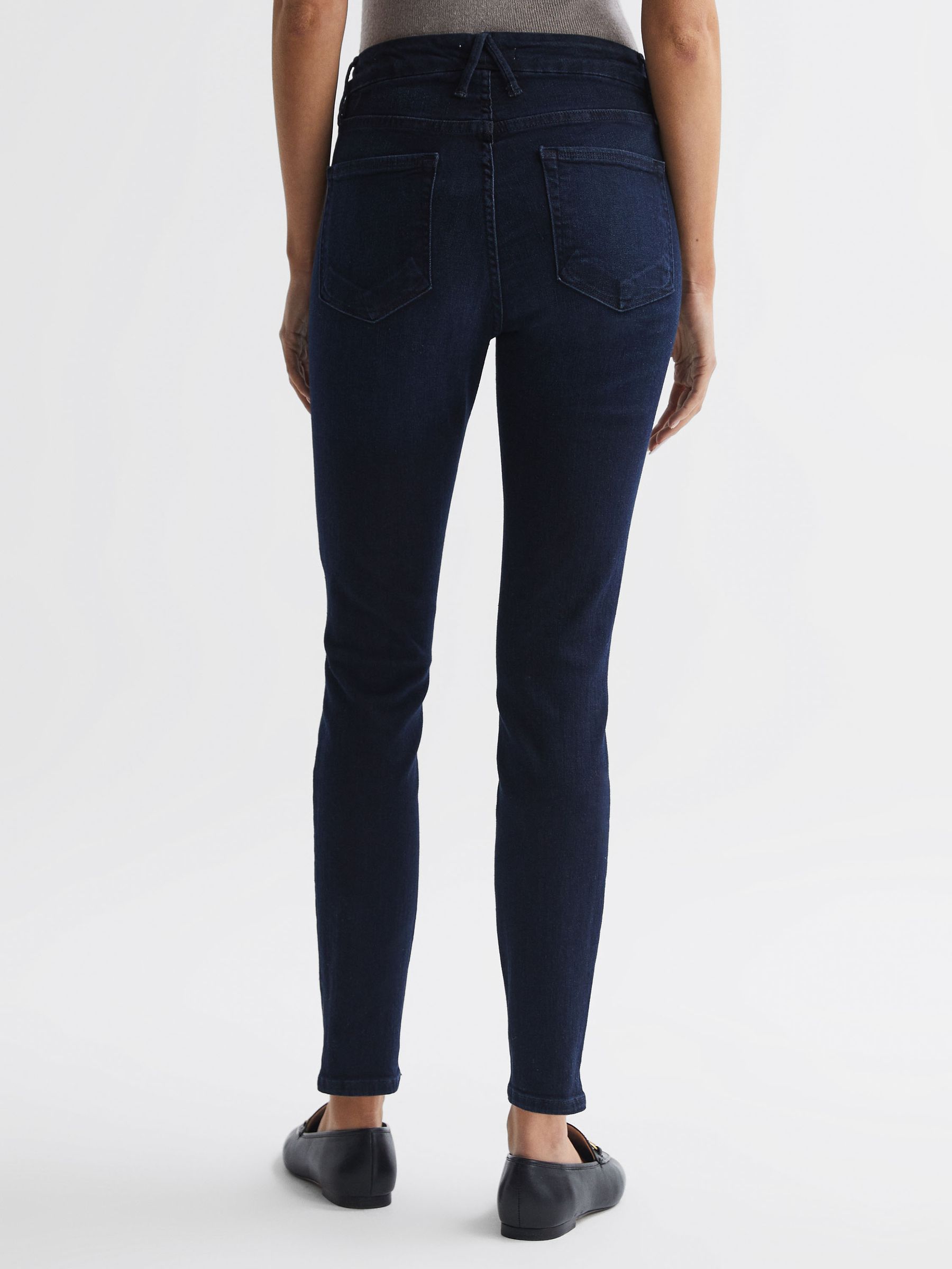 Good American Sculpting Skinny Jeans in Mid Blue