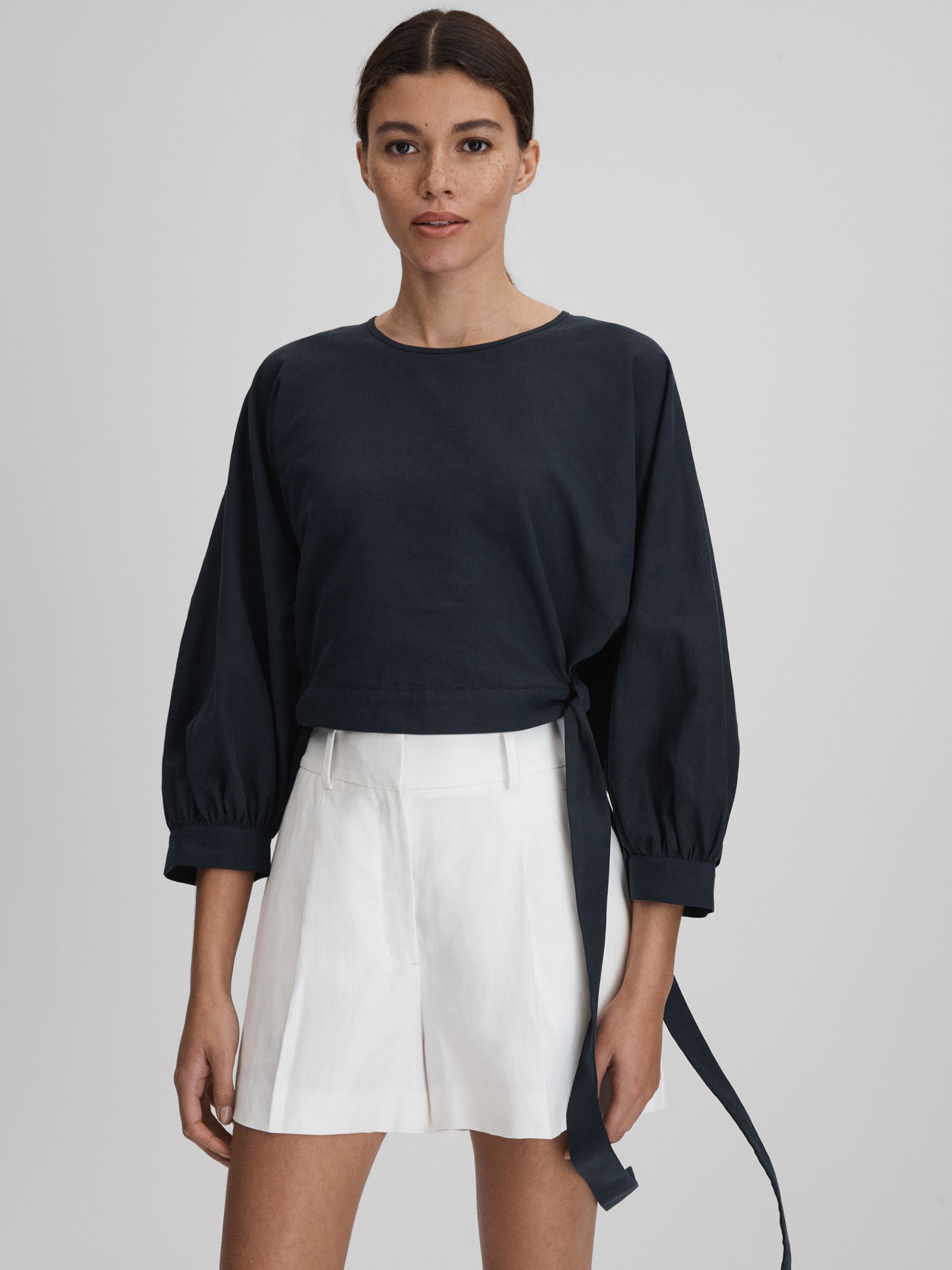 Cropped Blouson Sleeve Top With Linen in Navy