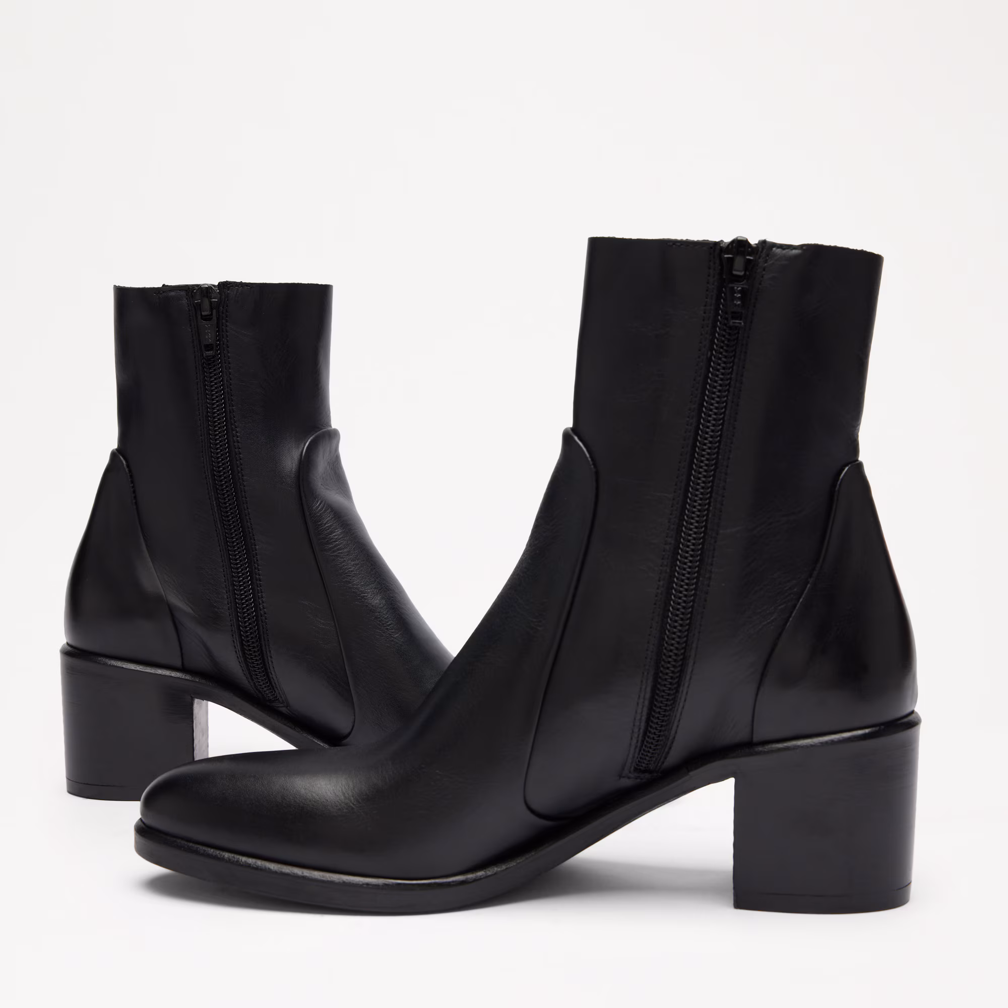 Kicking<br>Slim Ankle Boot