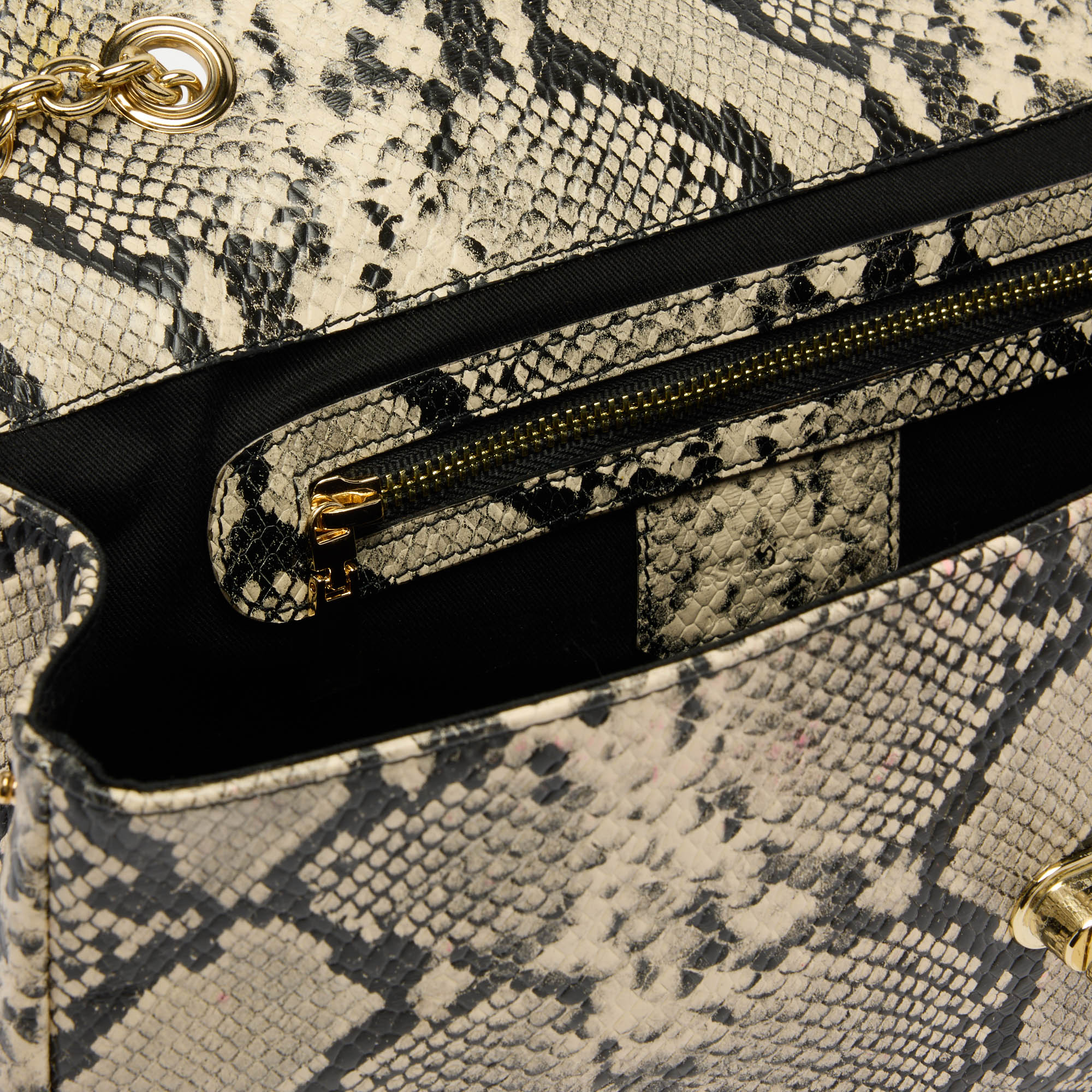 Sensor<br>Chain Shoulder Bag