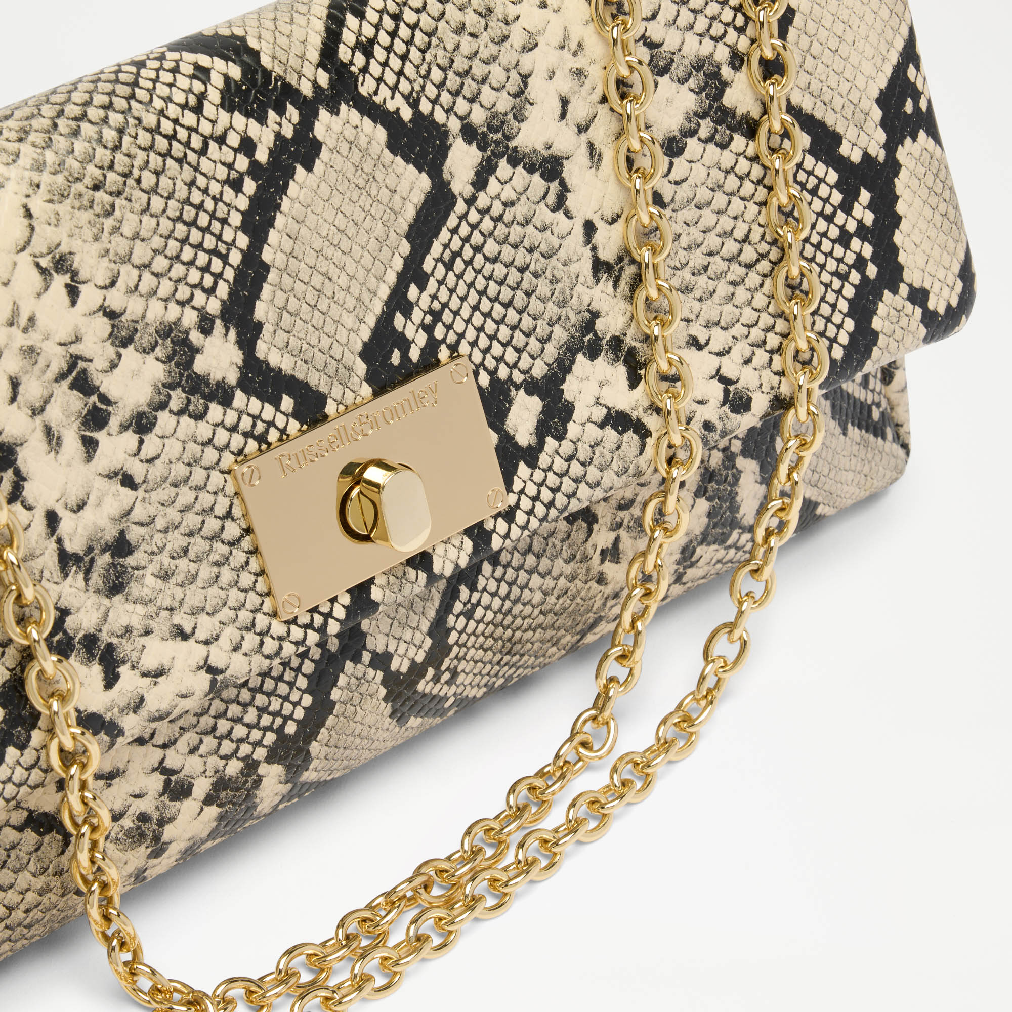 Sensor<br>Chain Shoulder Bag