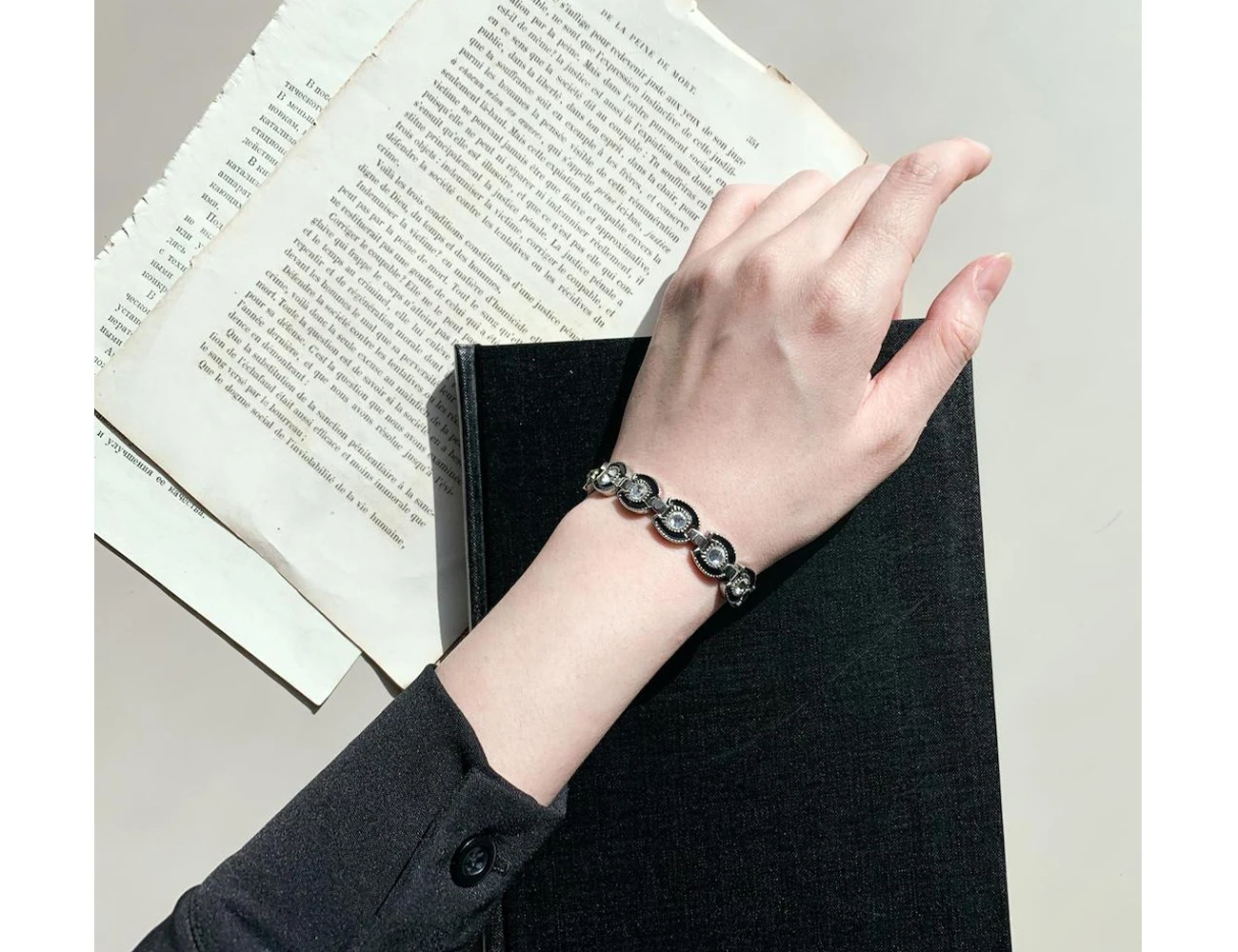 SABONA Ladies Gem Black Horseshoe Magnetic Bracelet