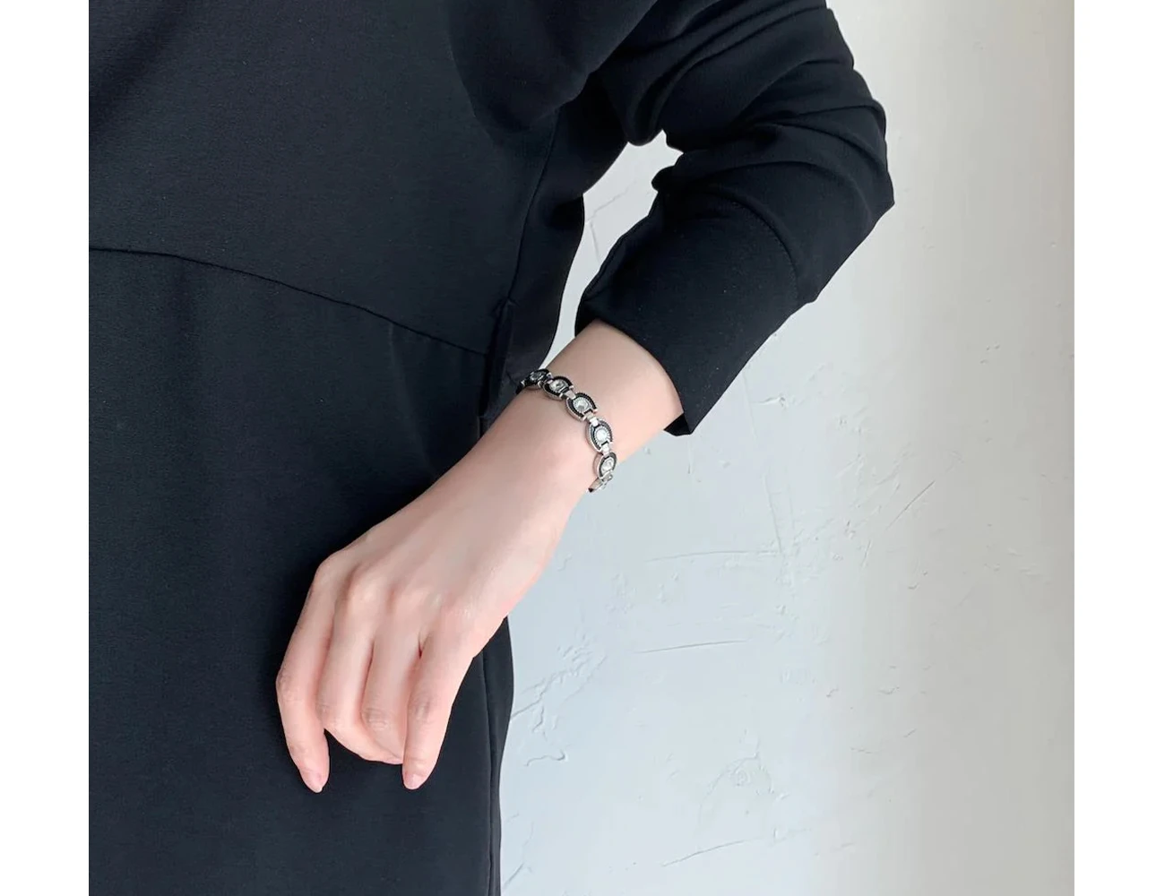 SABONA Ladies Gem Black Horseshoe Magnetic Bracelet