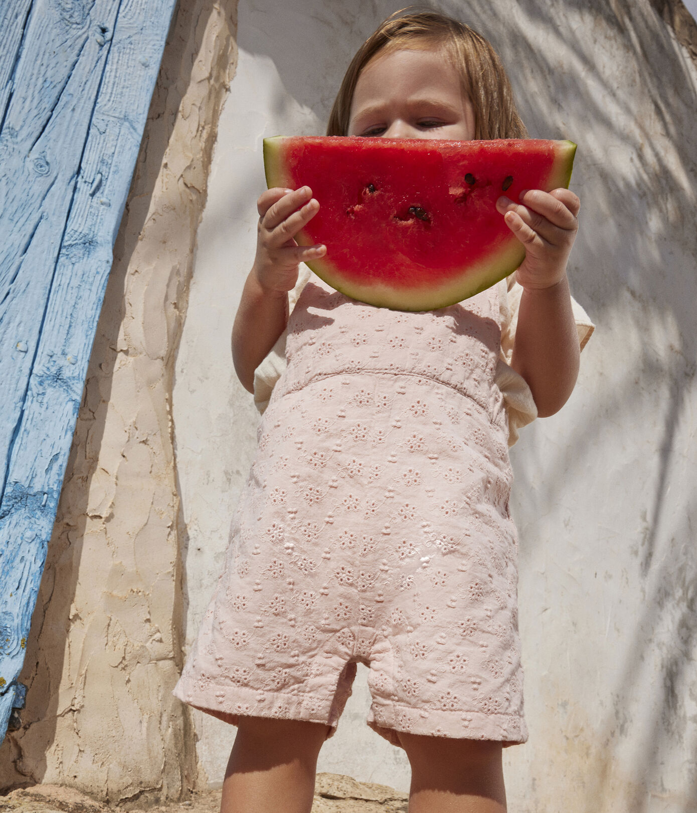 Salopette courte bébé en broderie anglaise