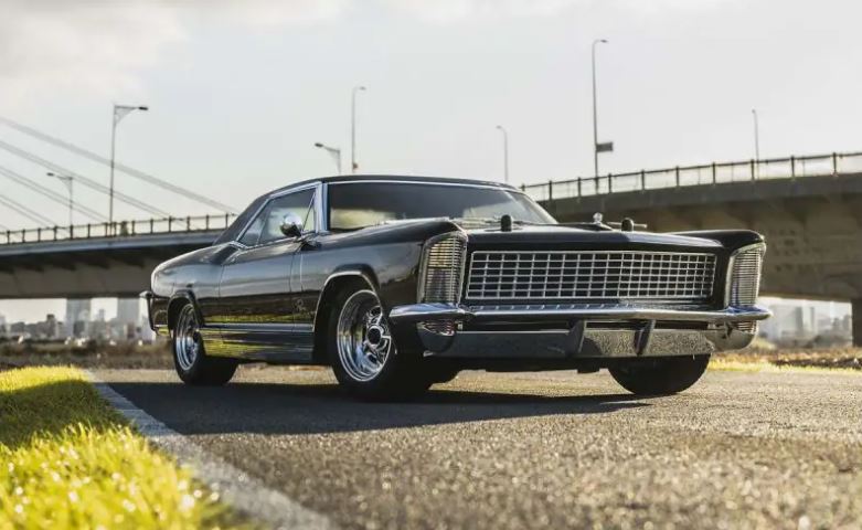 KYOSHO 1965 BUICK RIVIERA