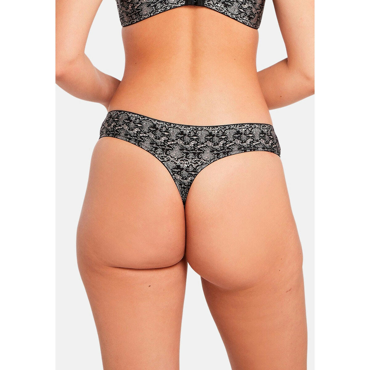 string en  dentelle Nour