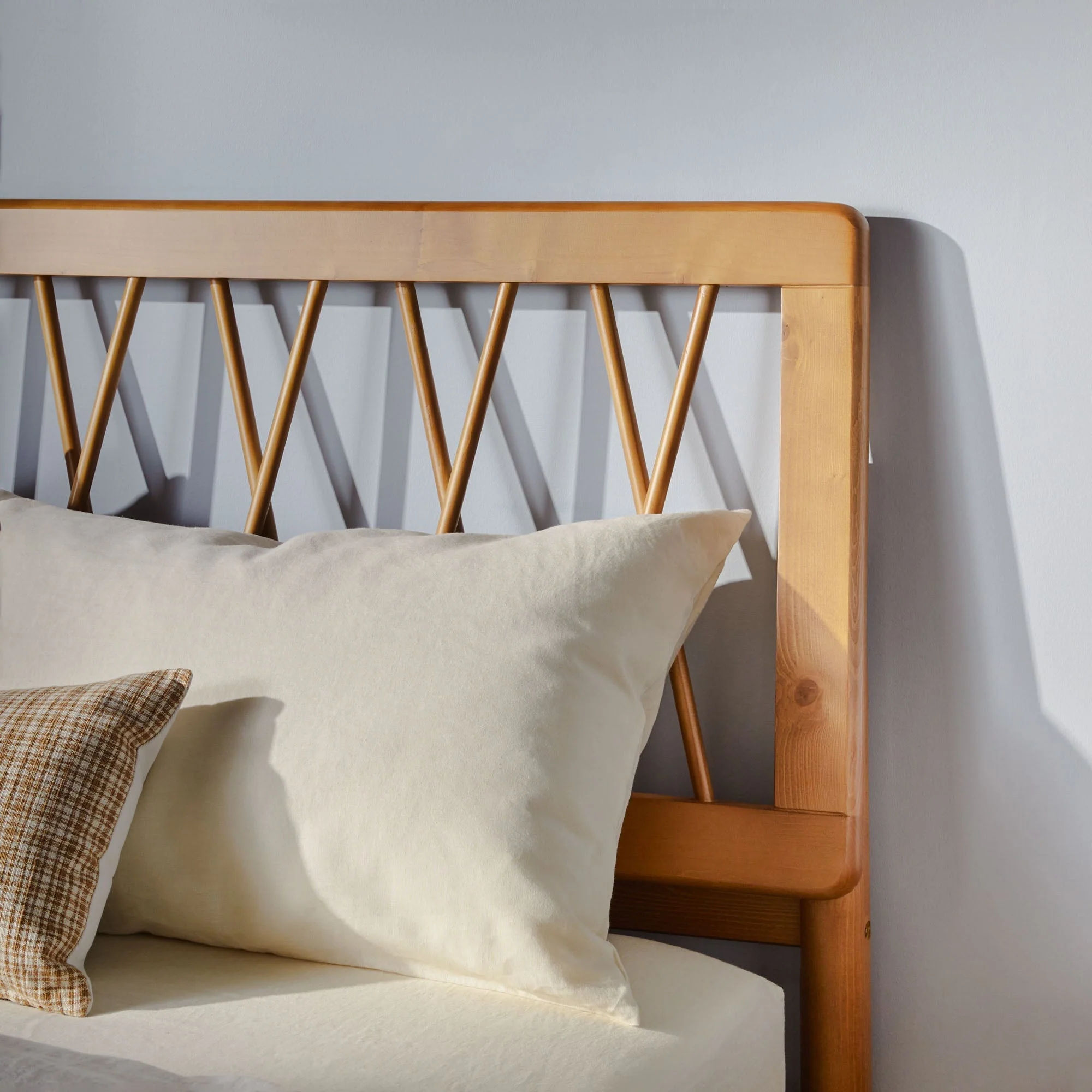 Cama X Spindle Mid-Century Modern Solid Wood Bed