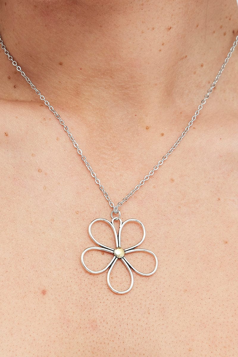 Silver Flower Pendent Necklace