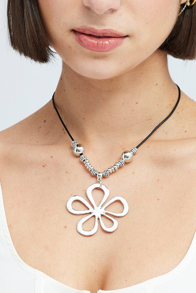 Silver Flower Pendent Necklace