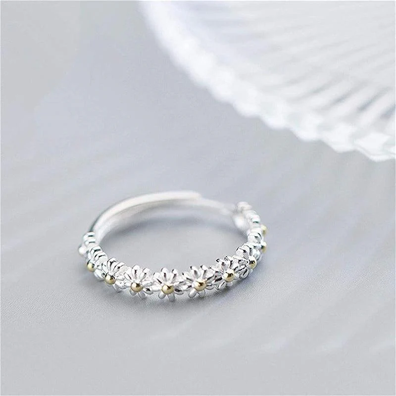 Daisy-Embellished Adjustable Silver Ring