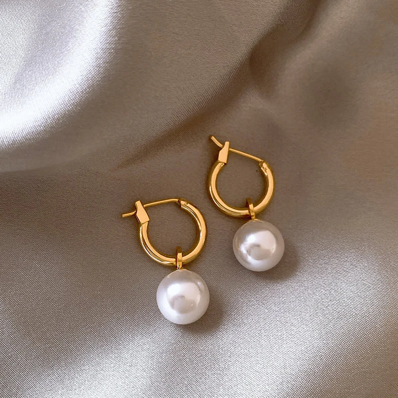 Golden Pearl Elegance: Stunning Earrings