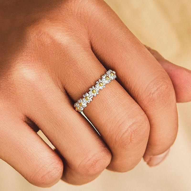 Daisy-Embellished Adjustable Silver Ring