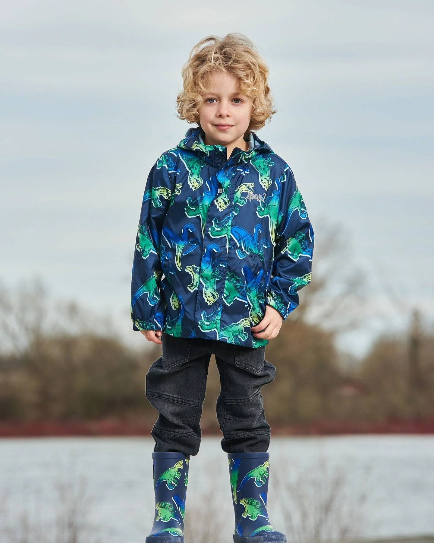 Printed Packable Windbreaker Blue And Green Dino On Navy - Deux par Deux