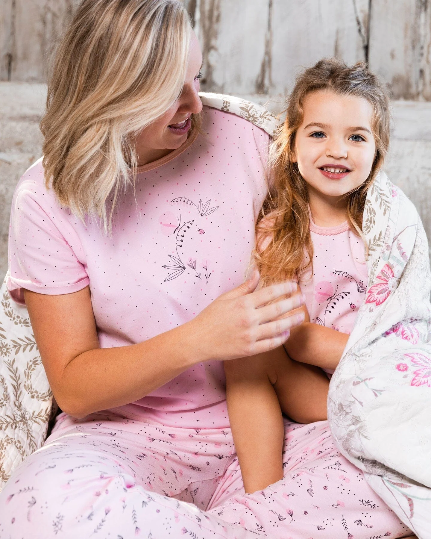 Women'S Printed Organic Cotton Two-Piece Pajama Set Small Pink Flowers On Pale Pink Background - Deux par Deux