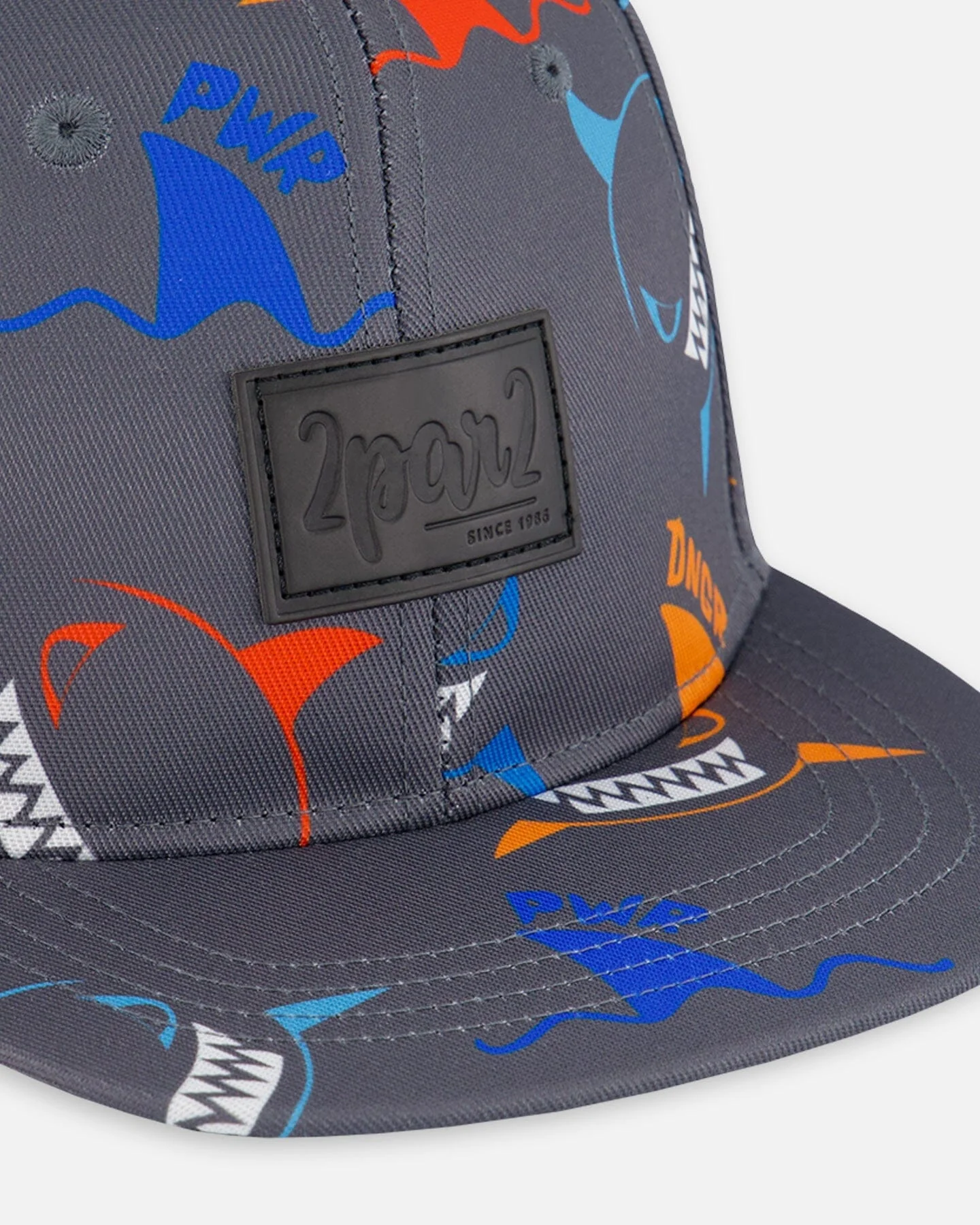 Printed Cap Orange, Red, And Blue Sharks On Gray - Deux par Deux