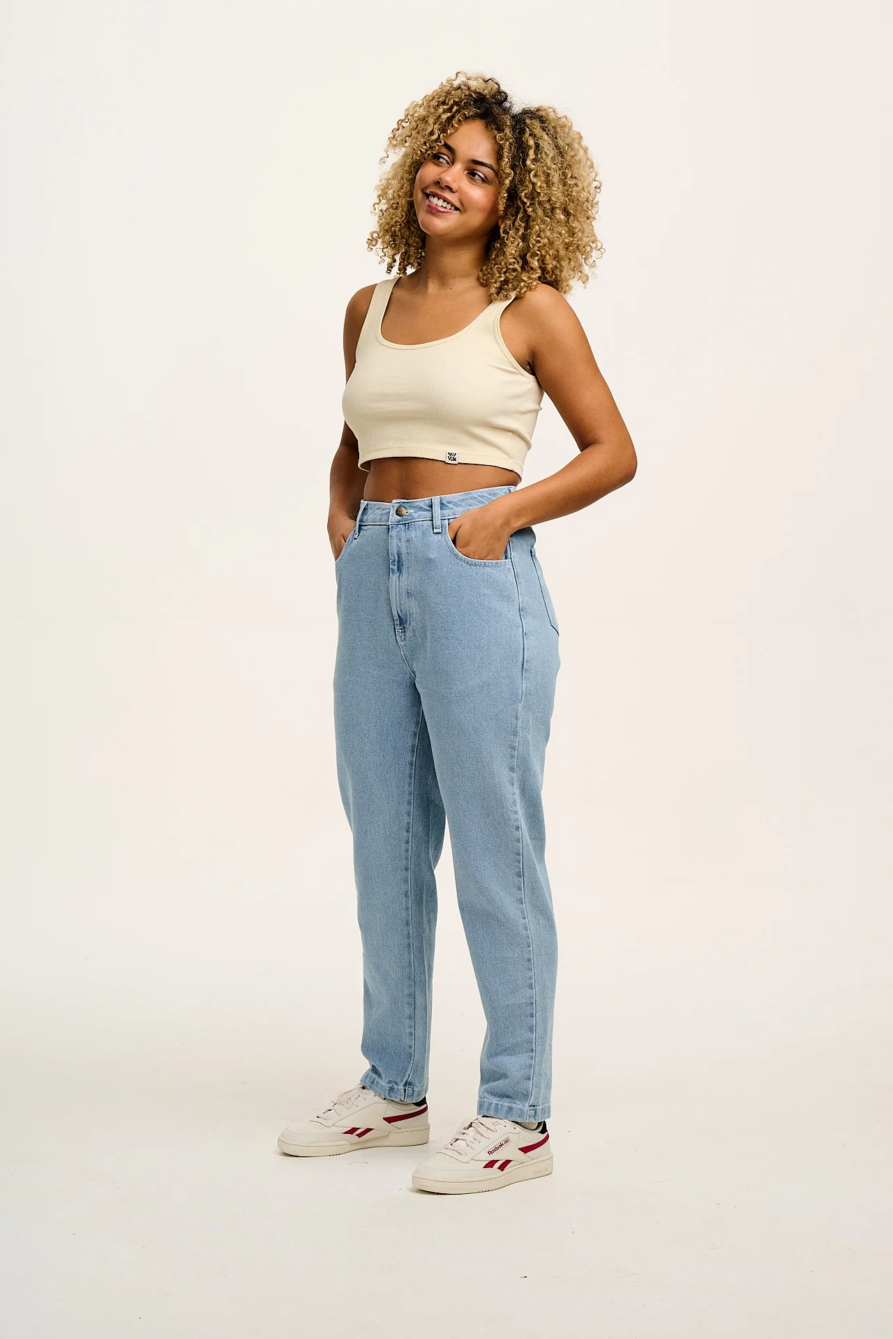 Dana - Mom Denim Jeans in Light Wash Blue