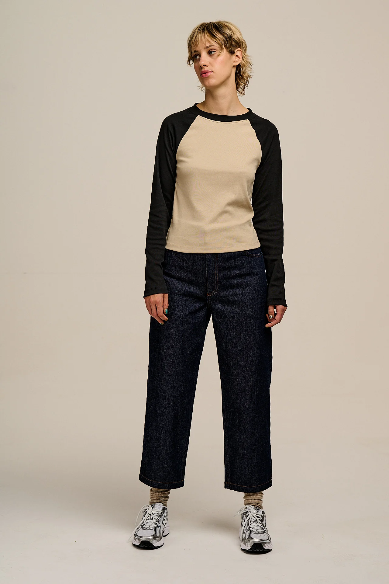 Avi - Long Sleeve Raglan Tee in Black & Beige