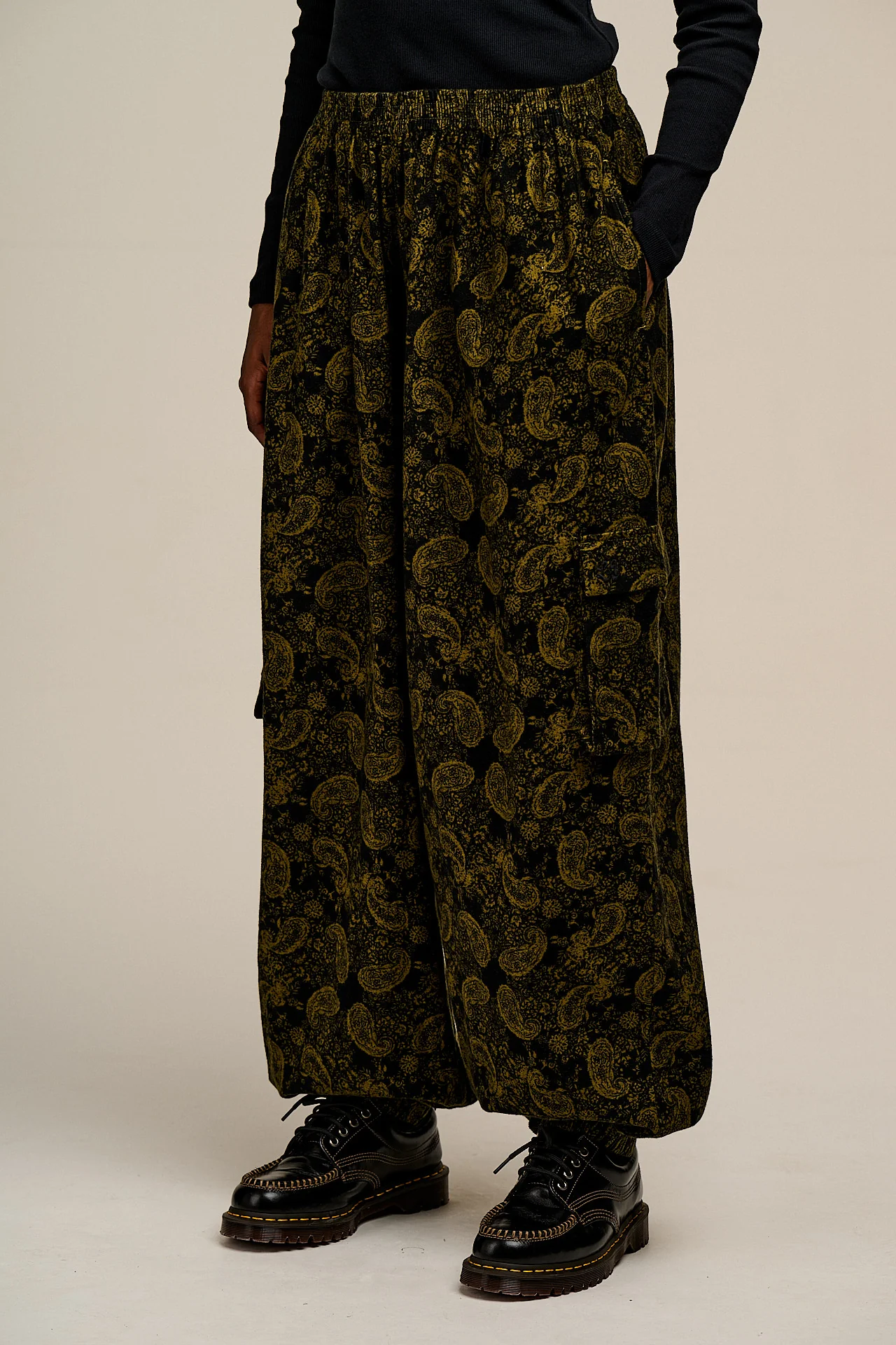 Rumi - Brushed Cotton Barrel Trousers in Grunge Green Paisley Print
