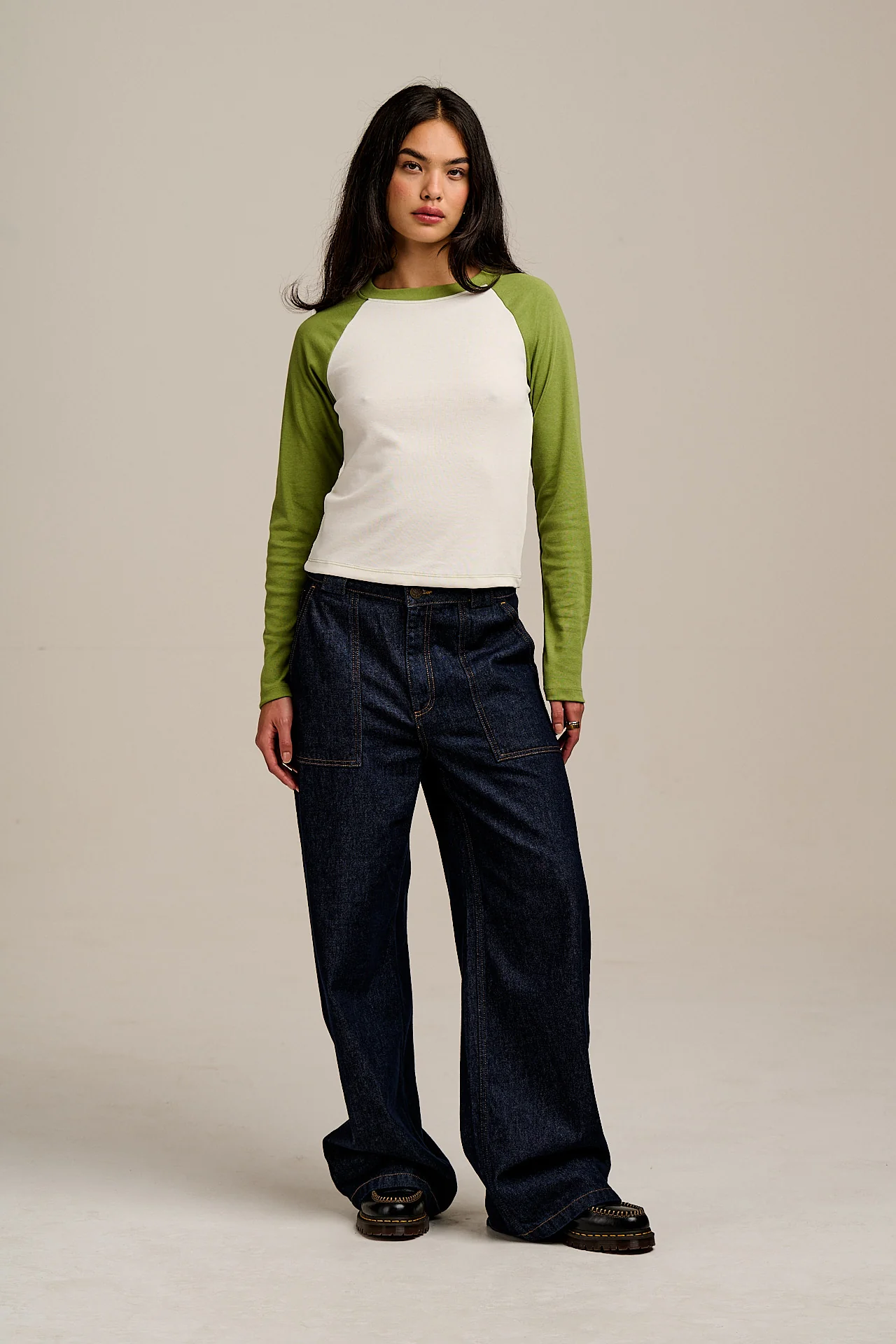 Avi - Long Sleeve Raglan Tee in Green & White