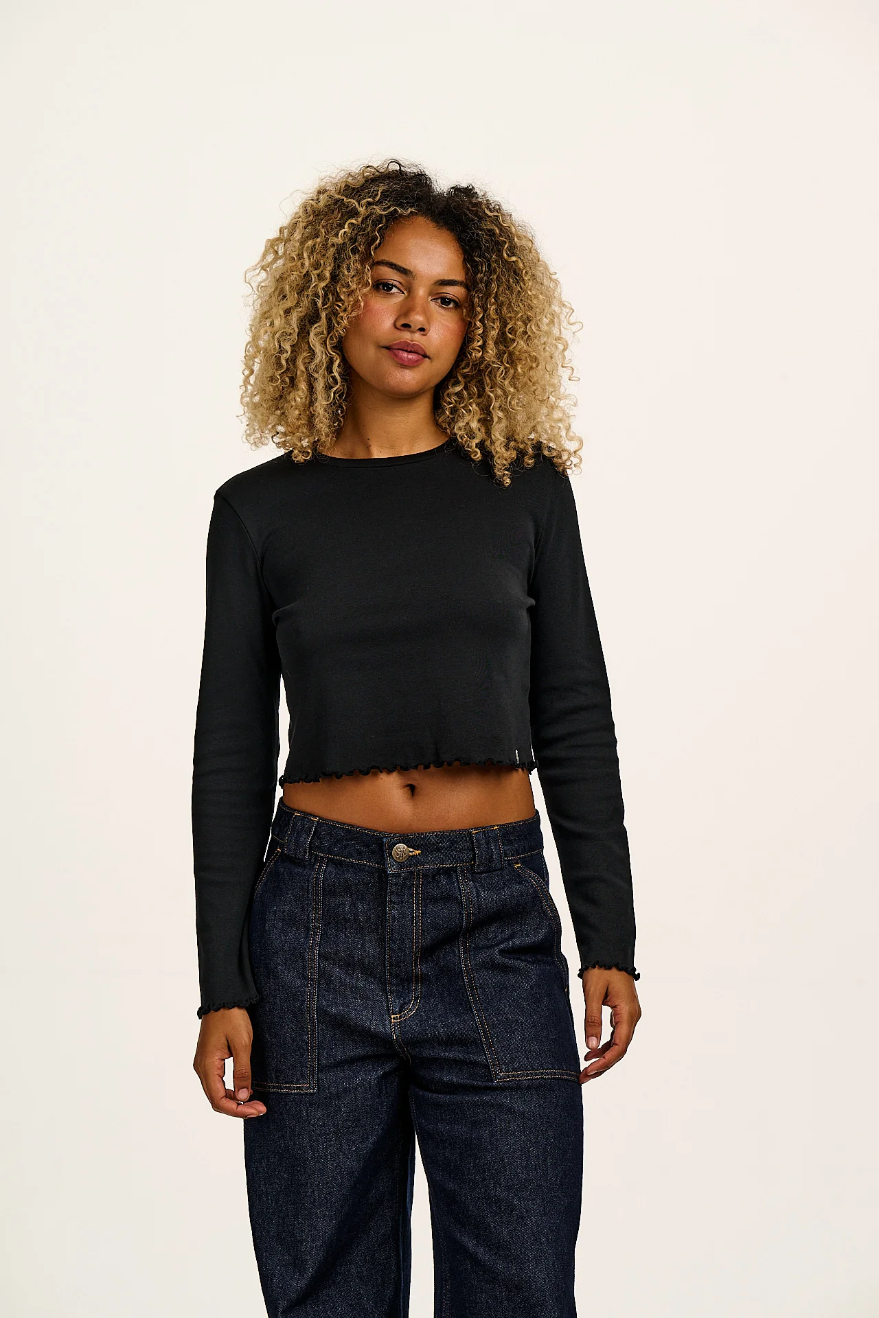 Hansel - Long Sleeve Cotton Crop Top in Top in Black