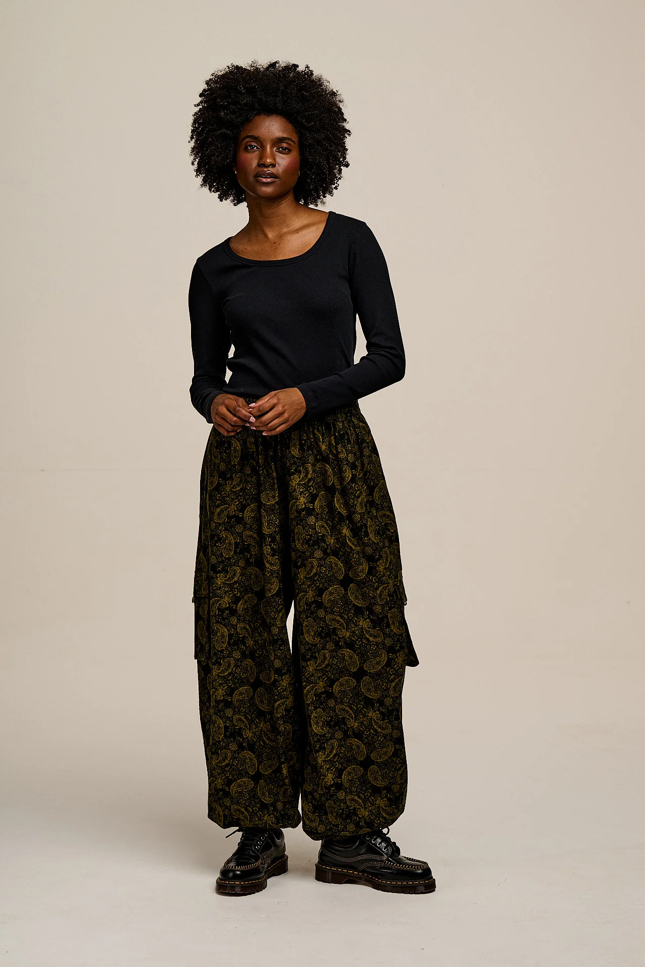 Rumi - Brushed Cotton Barrel Trousers in Grunge Green Paisley Print