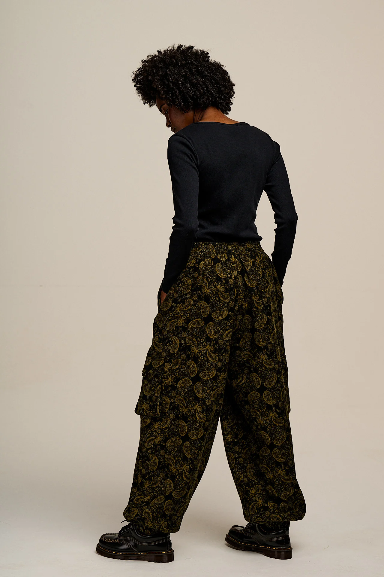 Rumi - Brushed Cotton Barrel Trousers in Grunge Green Paisley Print