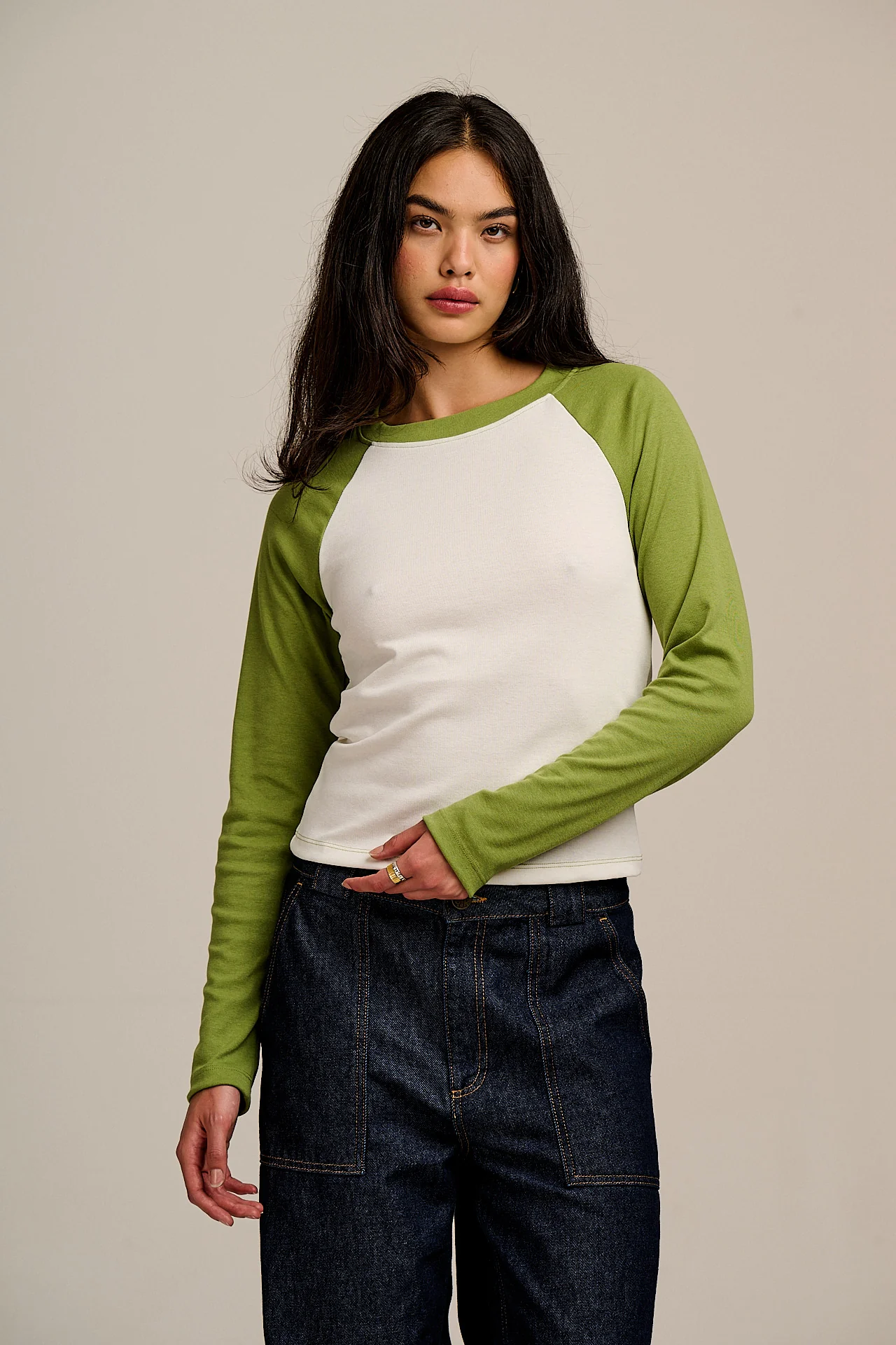 Avi - Long Sleeve Raglan Tee in Green & White