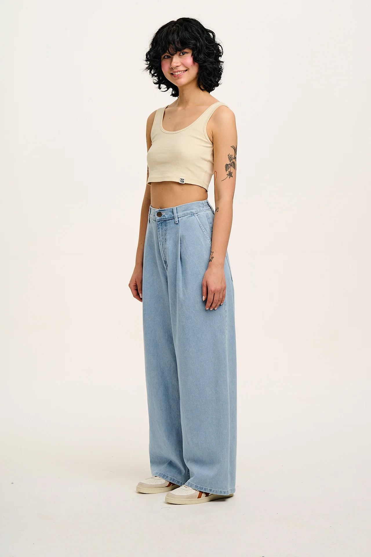 Cole - Wide Leg Denim Jeans in Light Wash Blue