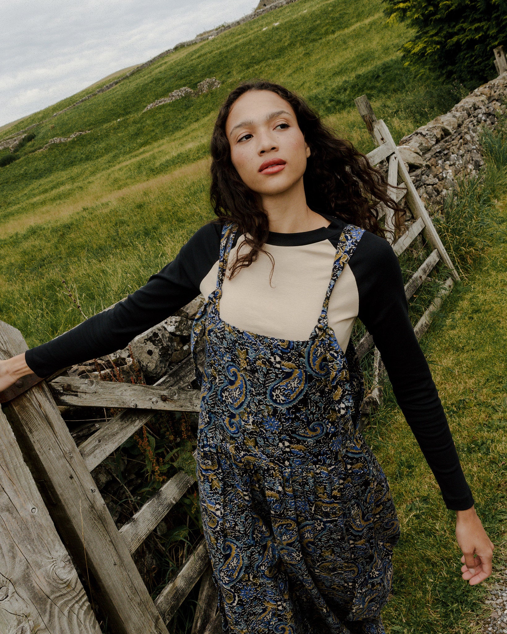 Avi - Long Sleeve Raglan Tee in Black & Beige