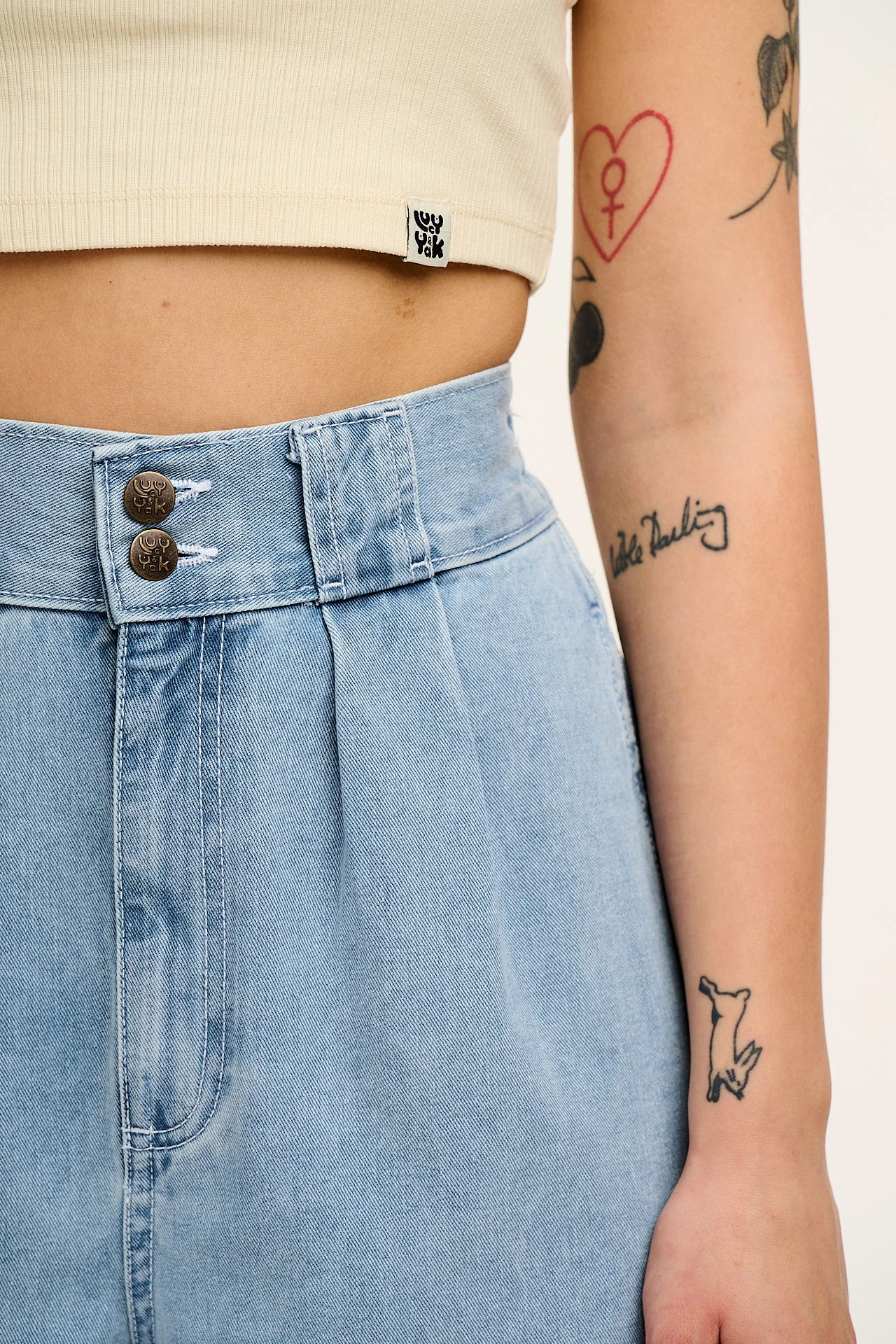 Addison - Denim Jeans in Light Wash Blue