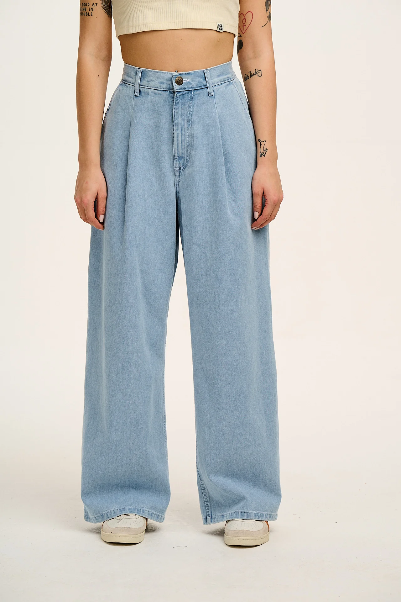 Cole - Wide Leg Denim Jeans in Light Wash Blue